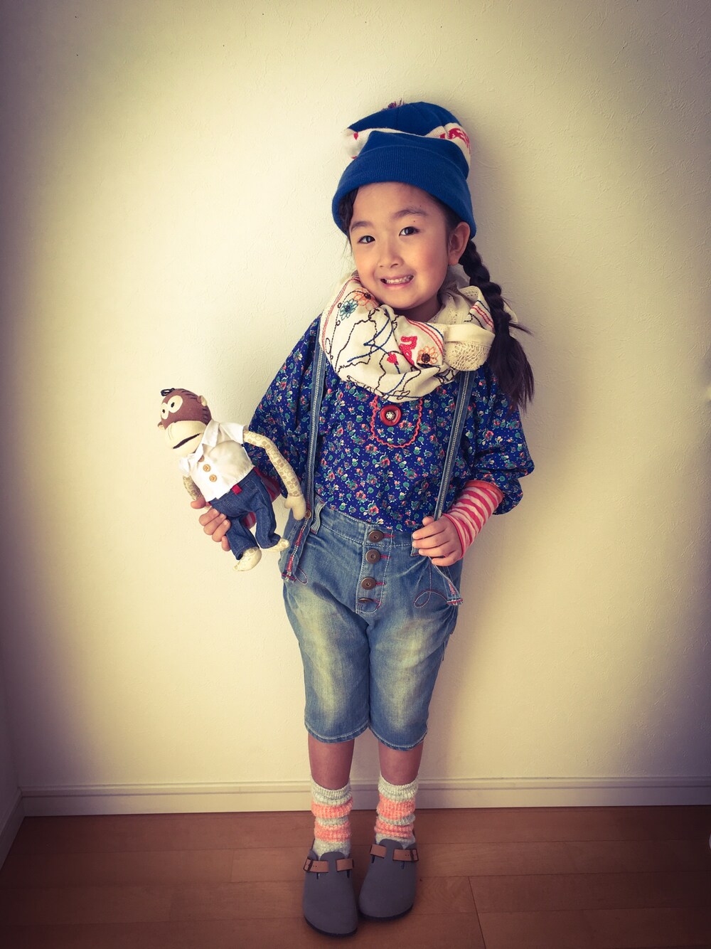 「ブーフーウーWEARコンテスト、ハーフパンツ、ワンピース、ボーダー、あけましておめでとうございます！、6歳、ニット帽、猿」｜「One deux booのレトロ花柄ワンピース（ワンピース、ブルー系）」を使った、koharuさん（キッズ・110cm）の冬コーディネートの1枚目の写真