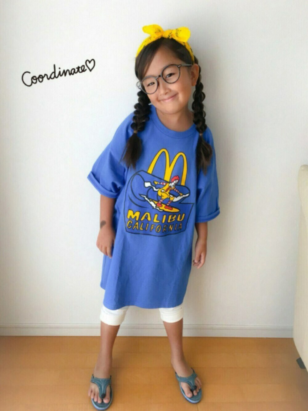 「ブーフーウーWEARコンテスト、マクドナルド、バンダナ、めがね、サンダル、ビックT、白パンツ」｜「BOOFOOWOOのスリムストレートパンツ（その他パンツ、ホワイト系）」を使った、koharuさん（キッズ・120cm）の夏コーディネートの1枚目の写真