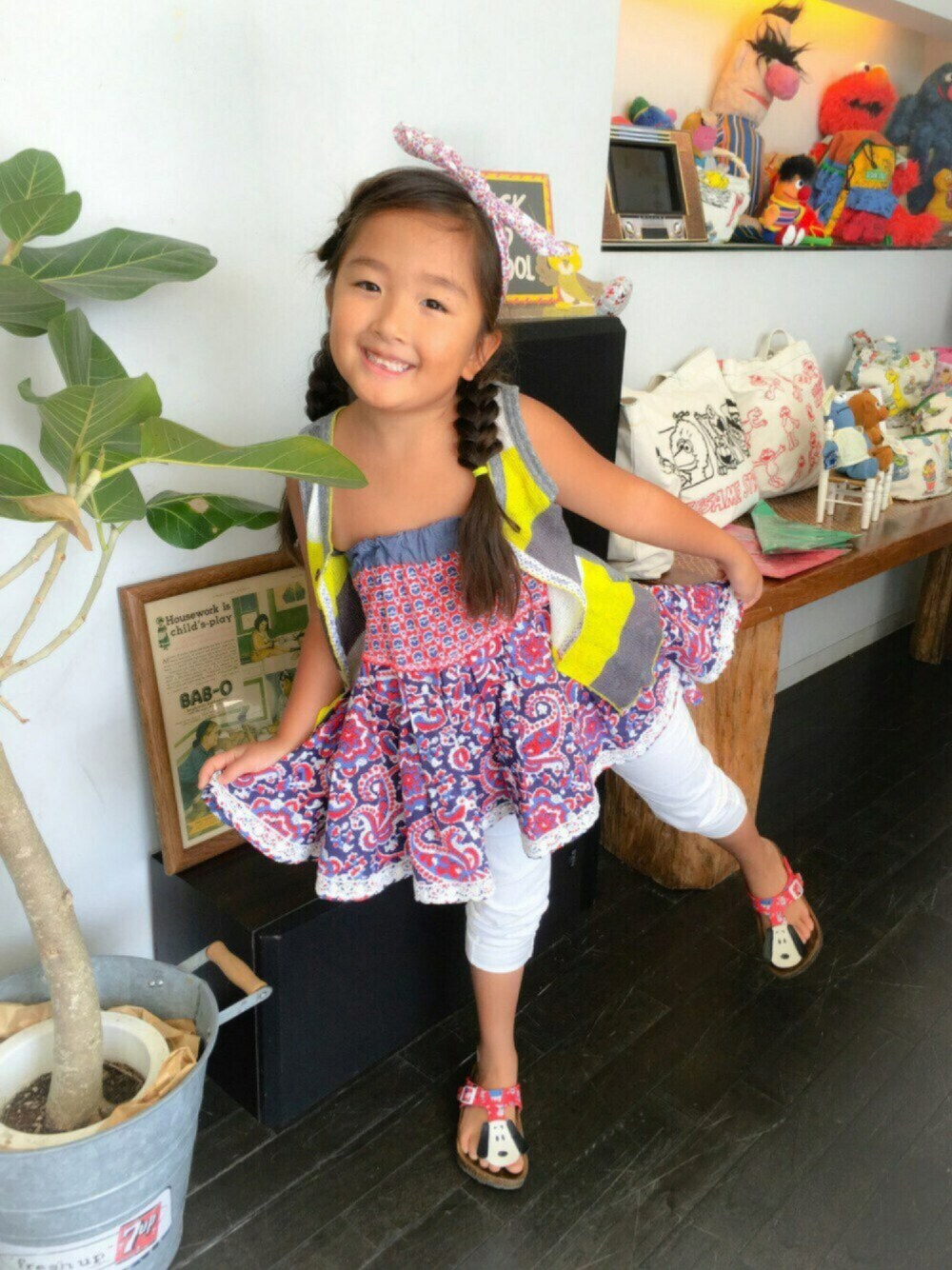 「ブーフーウーWEARコンテスト、夏コーデ、女の子、ベスト、白パンツ、サンダル、スヌーピー」｜「BOOFOOWOOの両A面タンクトップ（タンクトップ、グレー系）」を使った、koharuさん（キッズ・120cm）の夏コーディネートの1枚目の写真
