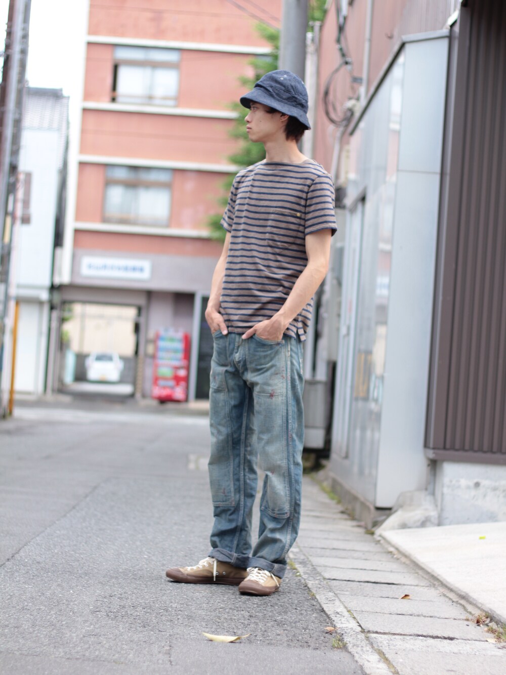 ブルー系のデニムパンツ、その他のTシャツ/カットソーを着用したメンズの夏コーディネートの1枚目の写真