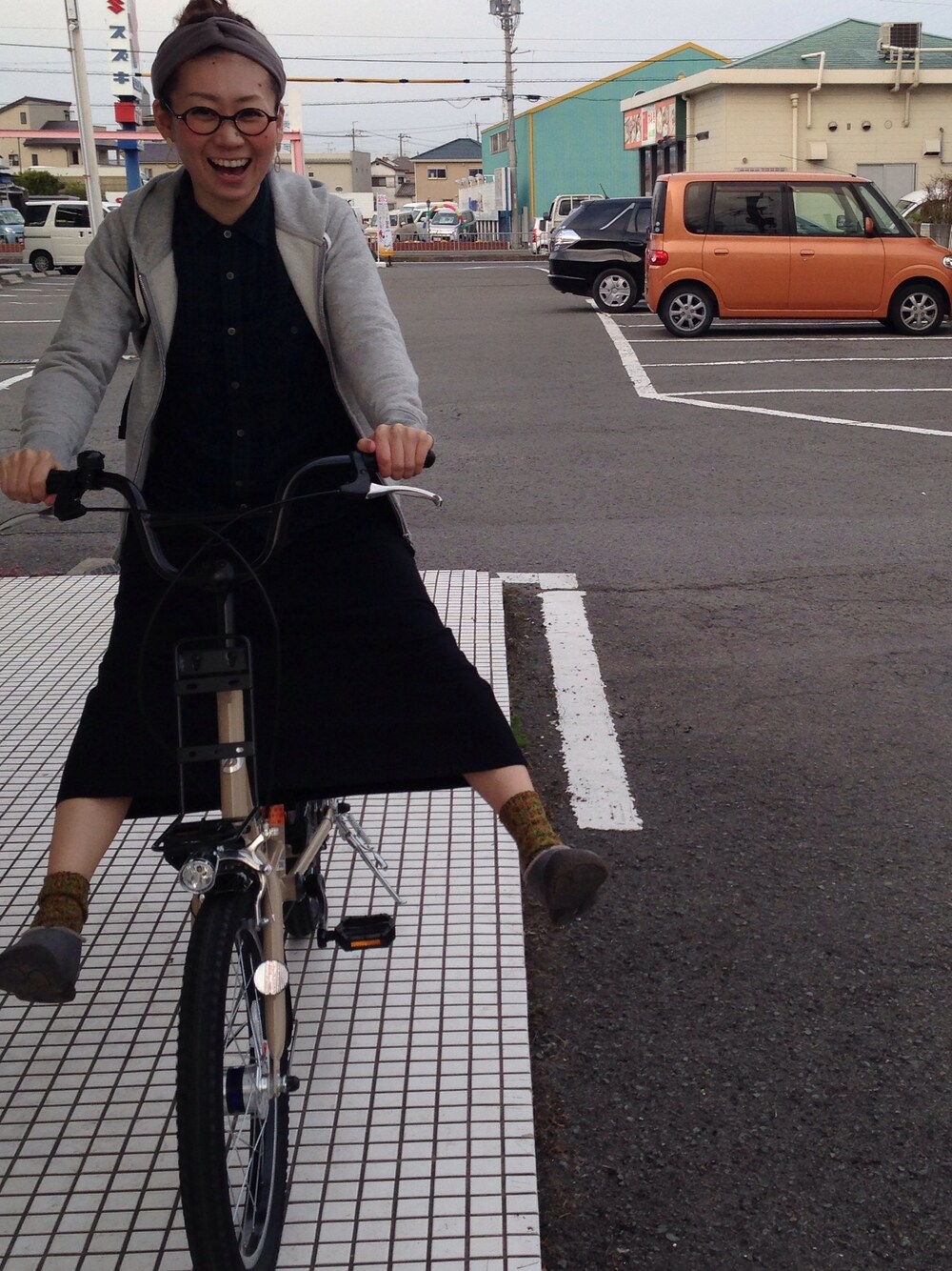 「自転車、うきうき、WOMEN、チェック シャツ、パーカーコーデ、マキシ丈ワンピ」｜「GIORGIO ARMANIのアイテム（メガネ、ブラウン系）」を使った、くにやんさん（レディース・162cm）の春コーディネートの1枚目の写真