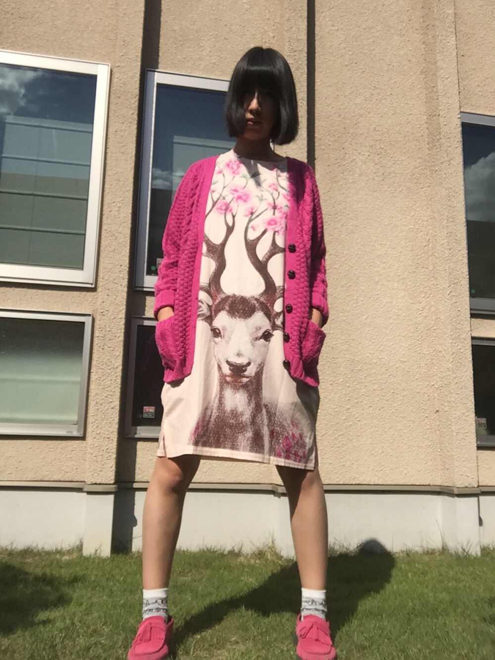 ピンク系のワンピース、ピンク系のモカシン/デッキシューズ、レッド系のファンデーションを着用したレディースの秋コーディネートの1枚目の写真