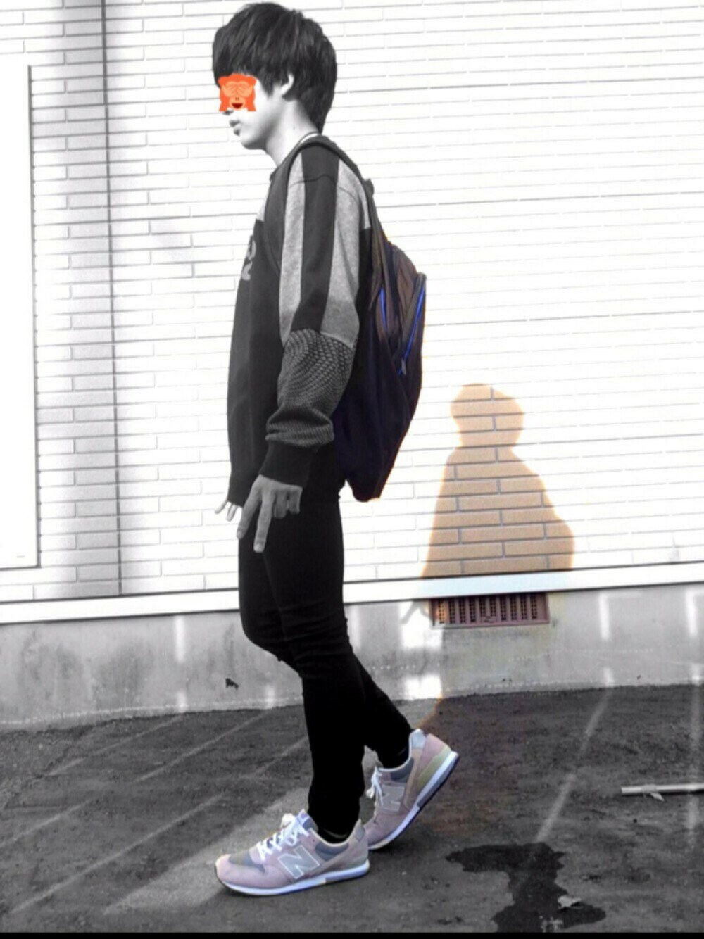 ブラック系のスウェット、ブルー系のショルダーバッグ、ブラック系のその他パンツを着用したメンズの秋コーディネートの1枚目の写真