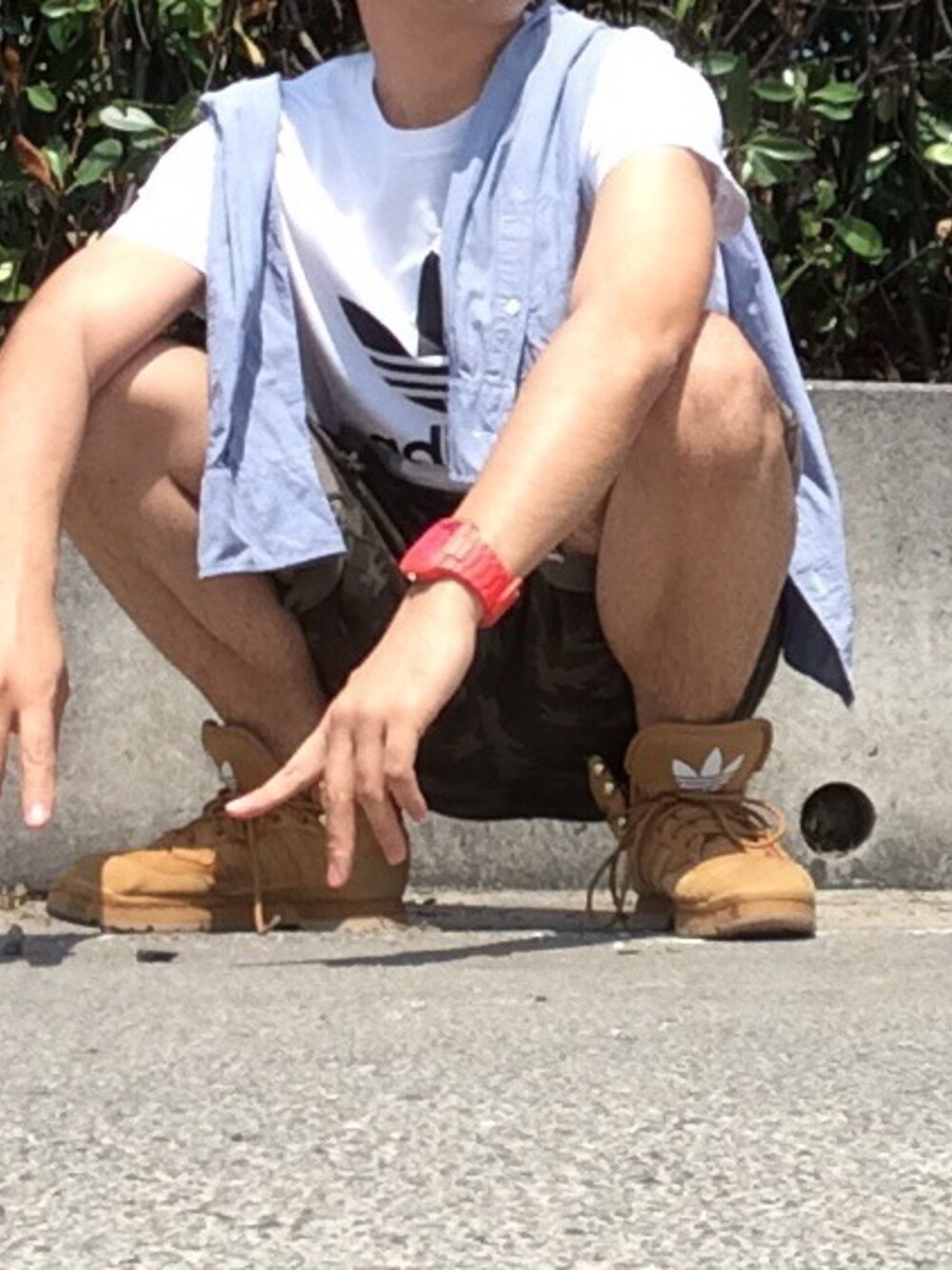 ホワイト系のTシャツ/カットソー、グリーン系のその他パンツ、ブラウン系のスニーカーを着用したメンズの夏コーディネートの1枚目の写真