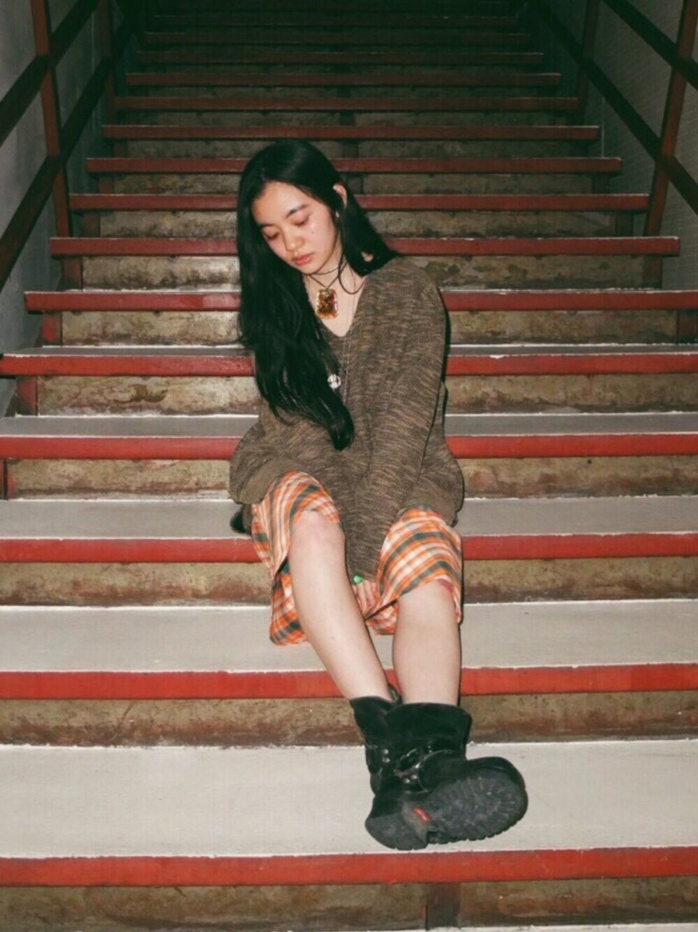 ベージュ系のチュニック、オレンジ系のスカートを着用したレディースの夏コーディネートの1枚目の写真