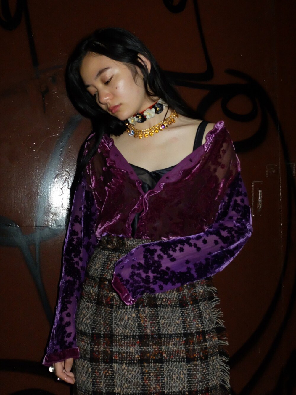 パープル系のシャツ/ブラウス、ブラウン系のスカート、シルバー系のチョーカーを着用したレディースの秋コーディネートの1枚目の写真