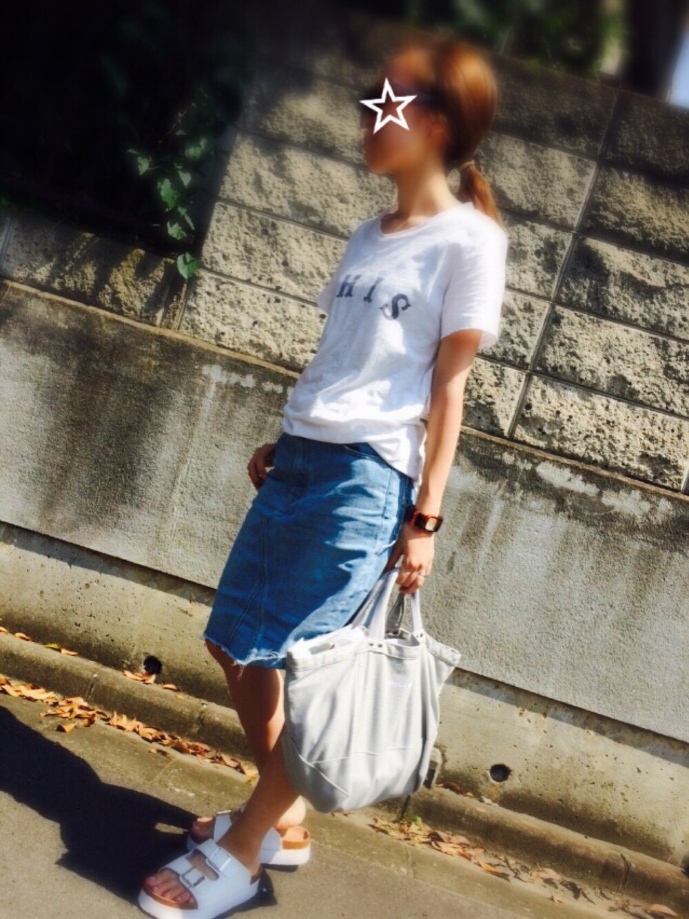 ホワイト系のTシャツ/カットソー、ブルー系のデニムスカート、ホワイト系のサンダルを着用したレディースの夏コーディネートの1枚目の写真