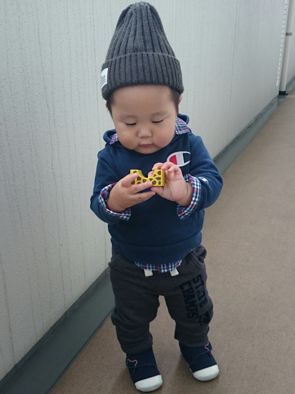 グレー系のパンツ、ブルー系のパーカーを着用したキッズの秋コーディネートの1枚目の写真