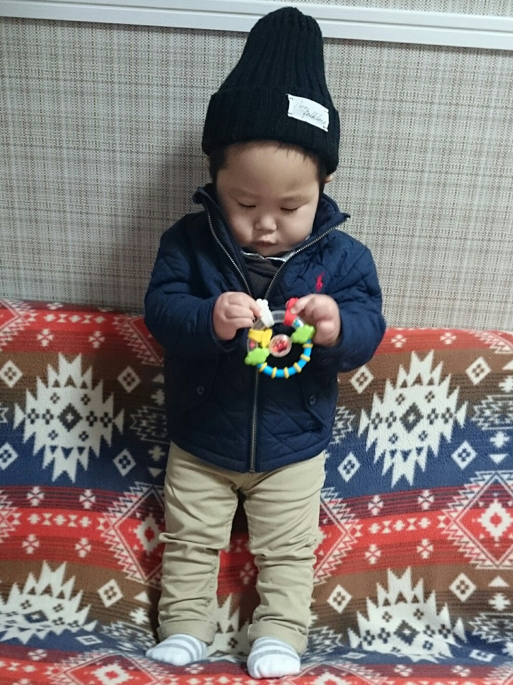 ブルー系のダウンジャケット/コート、ブラウン系のTシャツ/カットソー、ベージュ系のその他パンツを着用したキッズの冬コーディネートの1枚目の写真