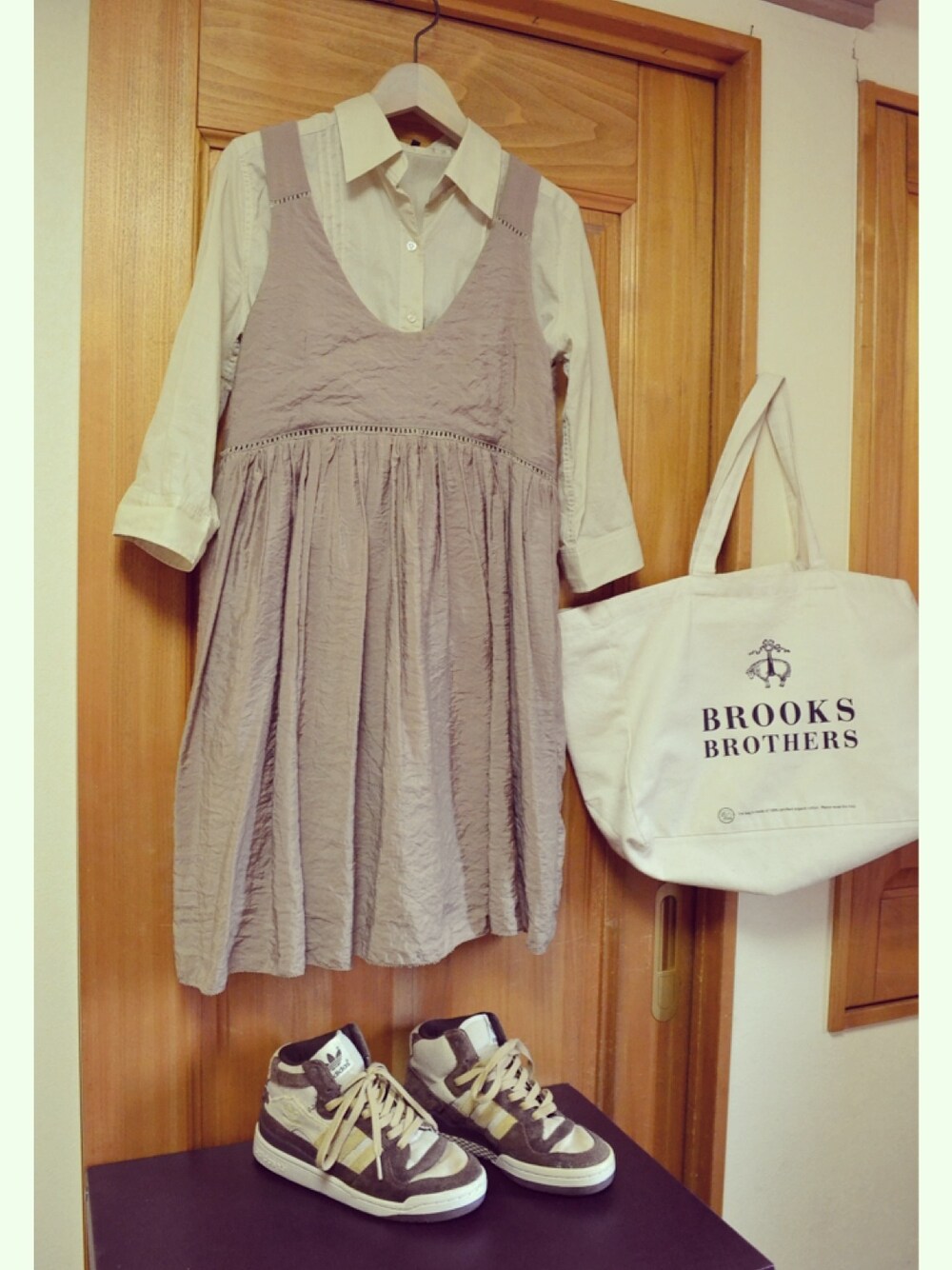 「ベージュ、アディダス、Kastane、カスタネ、ベージュコーデ、BROOKS BROTHERS、comme ca ism、コムサ、ブルックスブラザーズ」｜「KastaneのハシゴレースminiOP（ワンピース、ベージュ系）」を使った、Rさん（レディース・155cm）の秋コーディネートの1枚目の写真