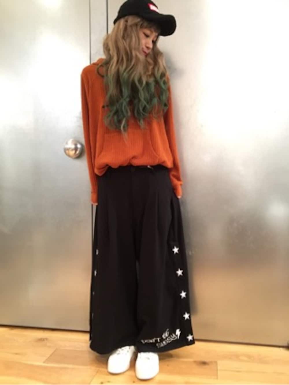 「ボア、ジャージ、ワイドパンツ、リブニット、WORLD WIDE LOVE、ラクチンコーデ、スリット、ラインパンツ、ワールドワイドラブ、わーらぶ」｜「WORLD WIDE LOVE!のスタースリットパンツ（スラックス、ブラック系）」を使った、FURUSHOさん（レディース・165cm）の秋コーディネートの1枚目の写真