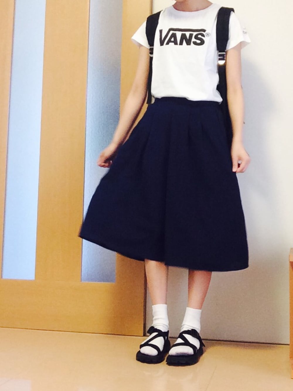 「Tシャツ、ガウチョパンツ、サンダル、靴下 × サンダル、サンダルに靴下、VANS、ホワイトソックス、バックパック、リュック」｜「VANSのVANSロゴTｼｬﾂ（Tシャツ/カットソー、ホワイト系）」を使った、ぴさん（レディース・161cm）の春コーディネートの1枚目の写真