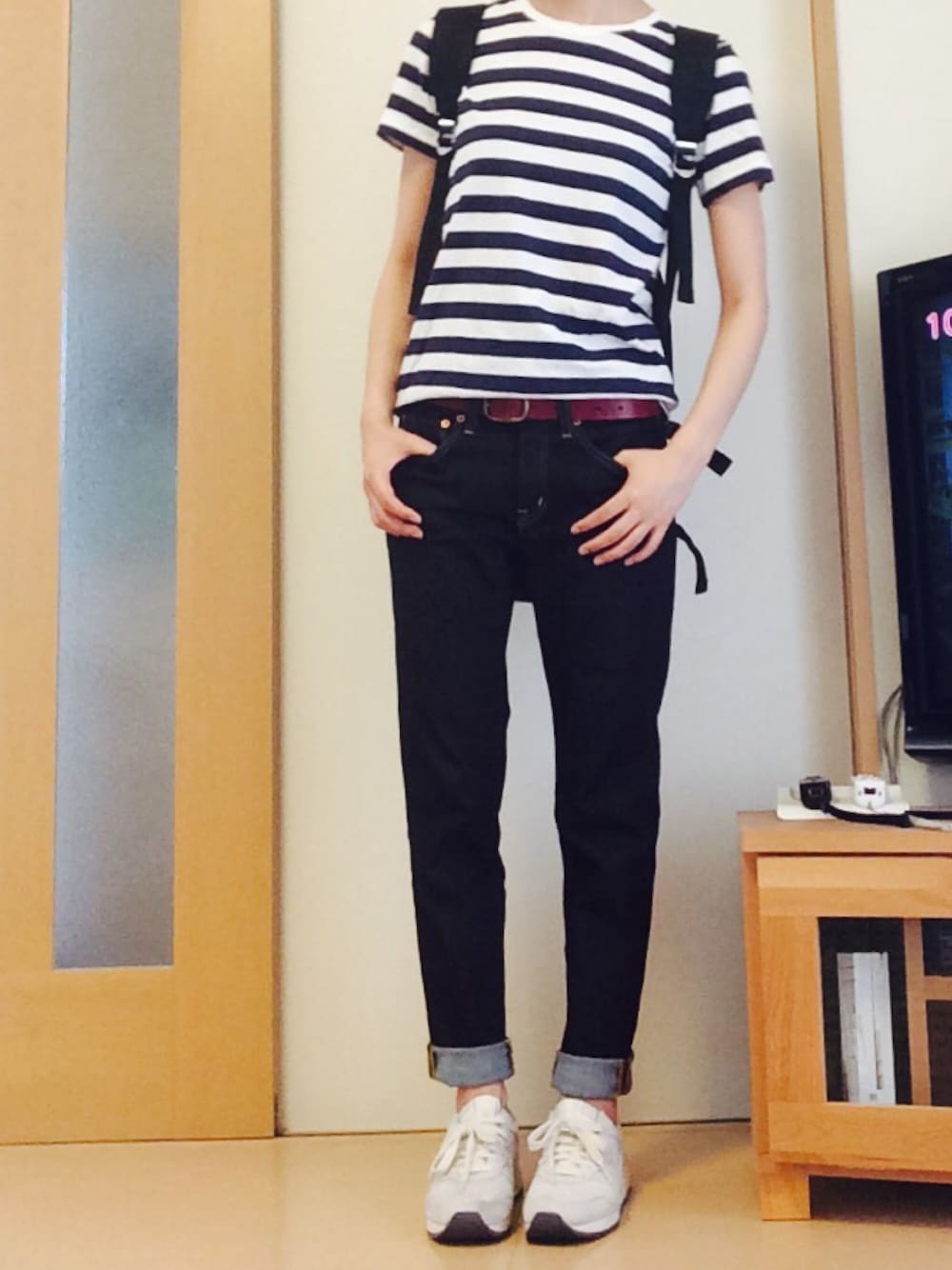 ホワイト系のスニーカー、ブルー系のデニムパンツ、その他のTシャツ/カットソーを着用したレディースの夏コーディネートの1枚目の写真