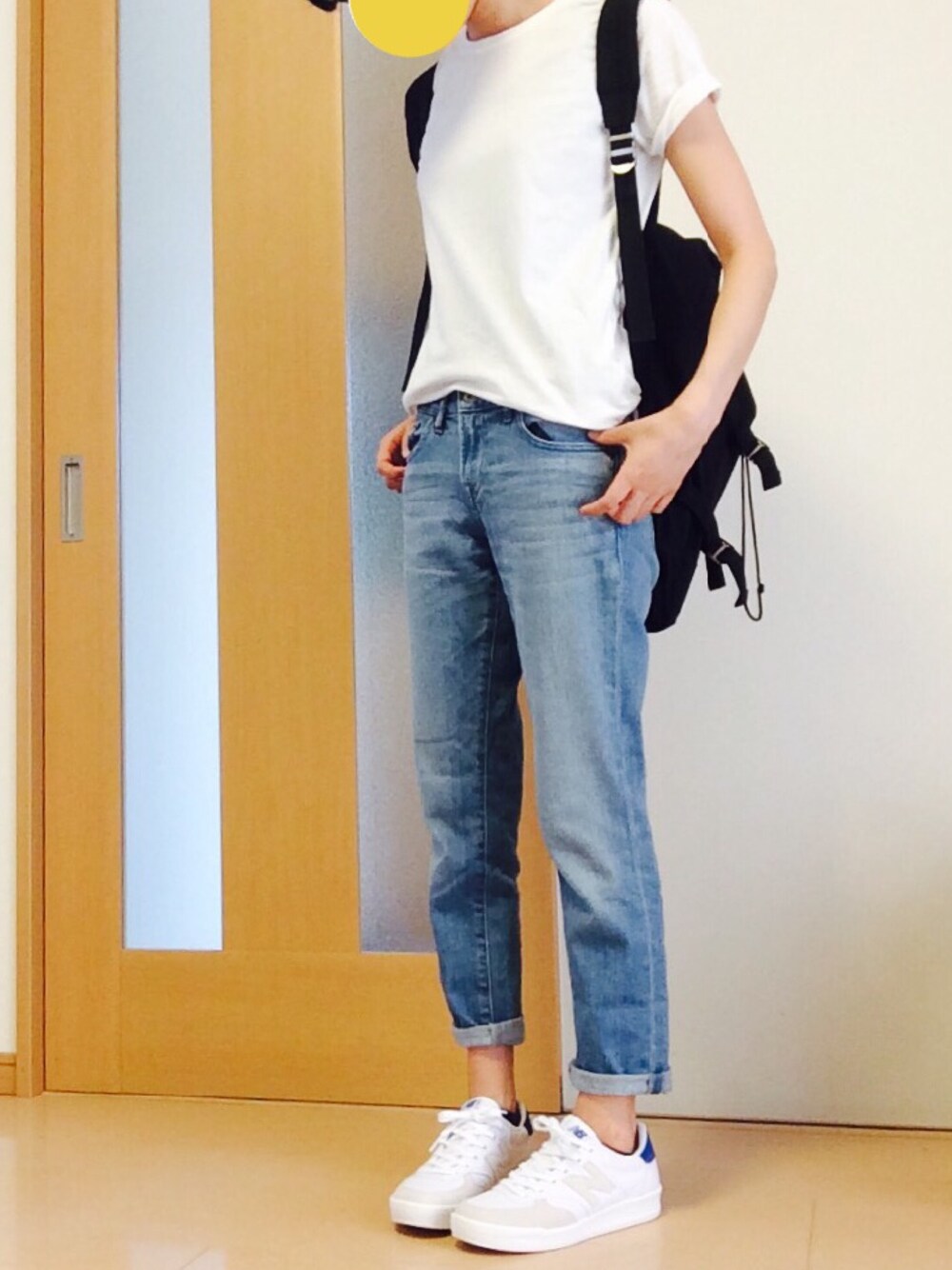 「シンプル、夏、デニム、無地T、白Tシャツ、カジュアル、夏コーデ、ホワイト、Tシャツ×デニム、スニーカー」｜「無印良品のアイテム（Tシャツ/カットソー、ホワイト系）」を使った、ぴさん（レディース・161cm）の夏コーディネートの1枚目の写真