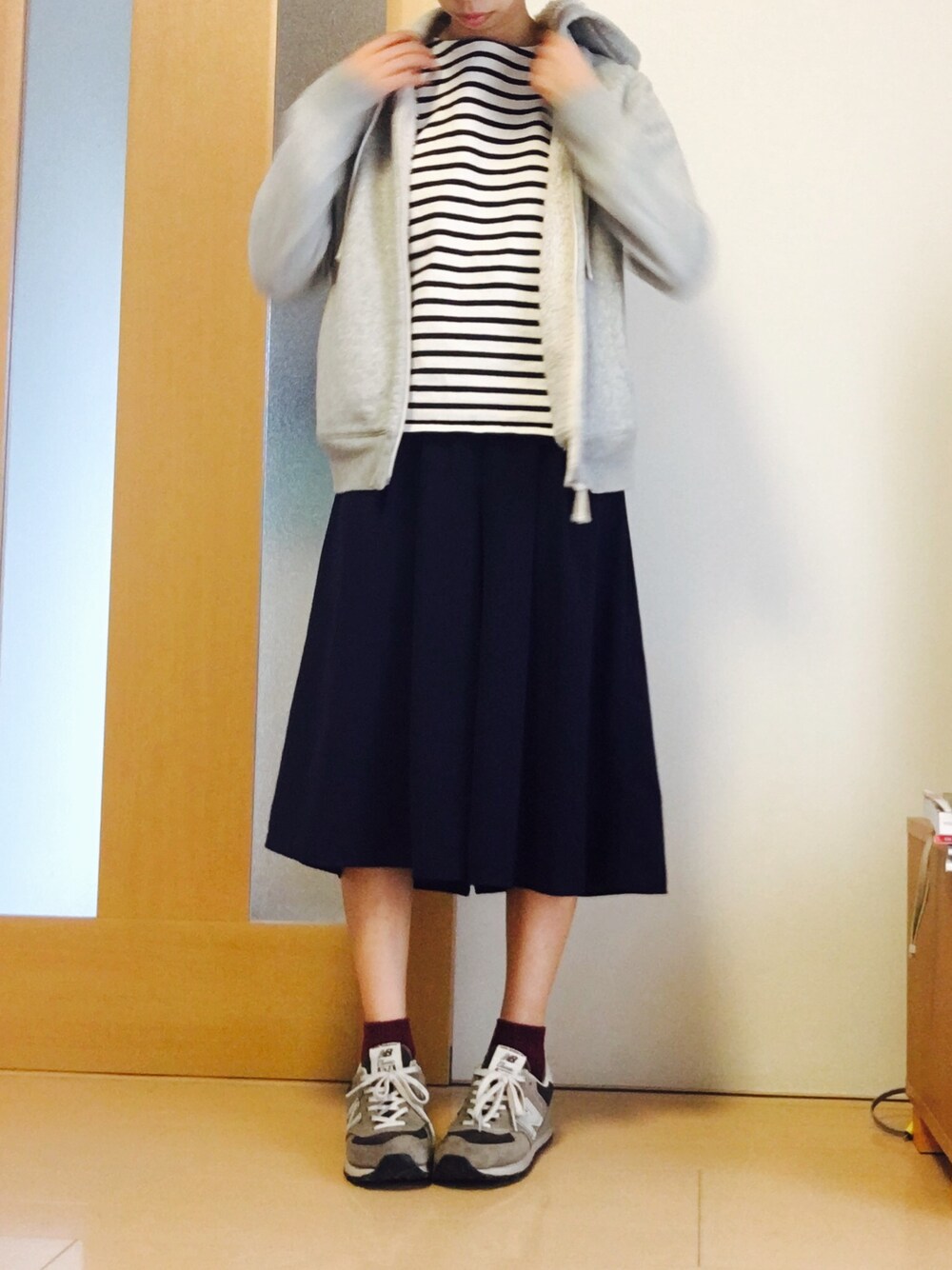 「ユニクロ、ゆるコーデ、ガウチョパンツ、パーカー、ボーダートップス、ボーダー、秋のコーデ、グレー、シンプル、カジュアル」｜「NEW BALANCEのNew Balance 574 Sneakers - Gray（スニーカー、グレー系）」を使った、ぴさん（レディース・161cm）の秋コーディネートの1枚目の写真