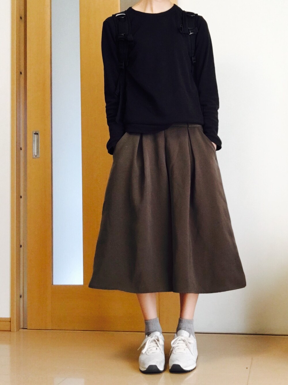 「ゆるコーデ、ブラック、カーキ、ガウチョパンツ、バックパック、スニーカー、秋のコーデ、カジュアル、シンプル、シンプルコーデ」｜「Onitsuka Tigerのオニツカタイガー タイガーアライアンス Onitsuka Tiger TIGER ALLIANCE (TH4B4L)（スニーカー、ホワイト系）」を使った、ぴさん（レディース・161cm）の秋コーディネートの1枚目の写真
