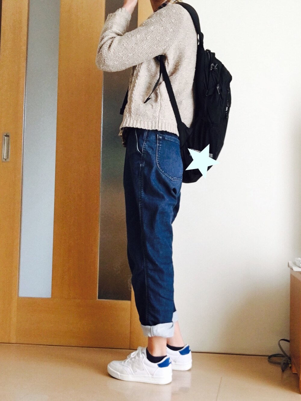 「ニット、チェックシャツ、デニム、スニーカー、バックパック、メンズライク、カジュアル、シンプル、ニット×シャツ、冬」｜「NEW BALANCEのNEW BALANCE  ニューバランス　CRT300（スニーカー、ホワイト系）」を使った、ぴさん（レディース・161cm）の秋コーディネートの1枚目の写真