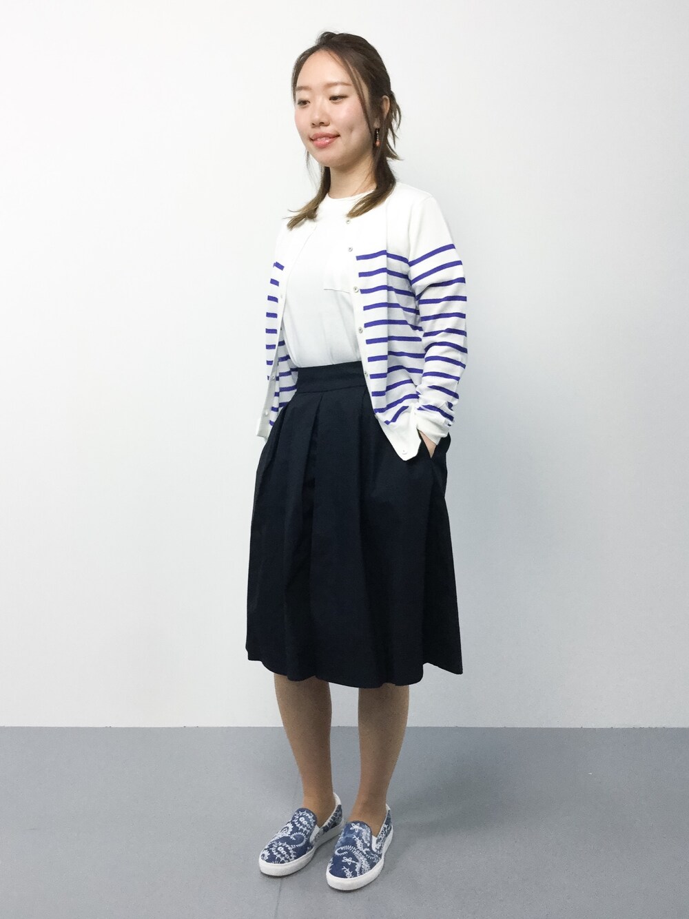 「カーディガン、デニム、ボーダー、刺繍、大人カジュアル、マリン、ポケットＴシャツ、白Tシャツ、オトナカジュアル、スカーチョ」｜「Te chichi TERRASSEの綿平織シルケットスカーチョ（その他パンツ、ブルー系）」を使った、あんりさん（レディース・156cm）の春コーディネートの1枚目の写真