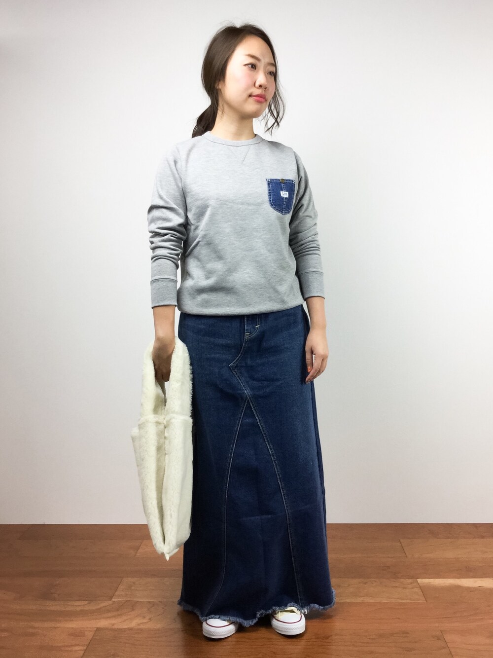 「スウェット、デニム、denim、秋のコーデ、LEE、ムートン、マキシスカート、ロングスカート、シンプルコーデ、カジュアルコーデ」｜「Leeの[別注]CB LEE（リー）×GLR LONG スカート（デニムスカート、ブルー系）」を使った、あんりさん（レディース・156cm）の秋コーディネートの1枚目の写真