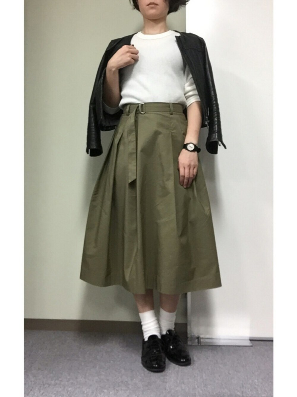 「シンプルコーデ、雨の日コーデ、サーマル、カーキ、レザージャケット、シロソックス、花見コーデ、NEWYORKER BLUE」｜「newyorkerblueのアイテム（スカート、グリーン系）」を使った、Tsuupyさん（レディース・160cm）の春コーディネートの1枚目の写真