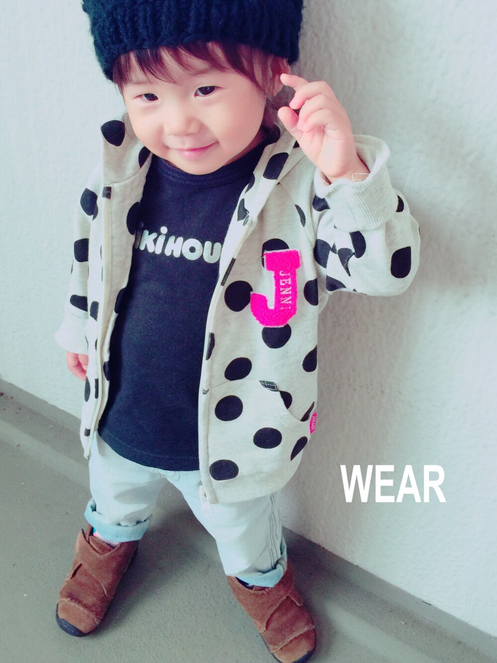 「女の子コーデ、パーカー、デニム、ニット帽、公園、アディダス」｜「MIKI HOUSEのアイテム（Tシャツ/カットソー、ブラック系）」を使った、あさみさん（キッズ・80cm）の秋コーディネートの1枚目の写真