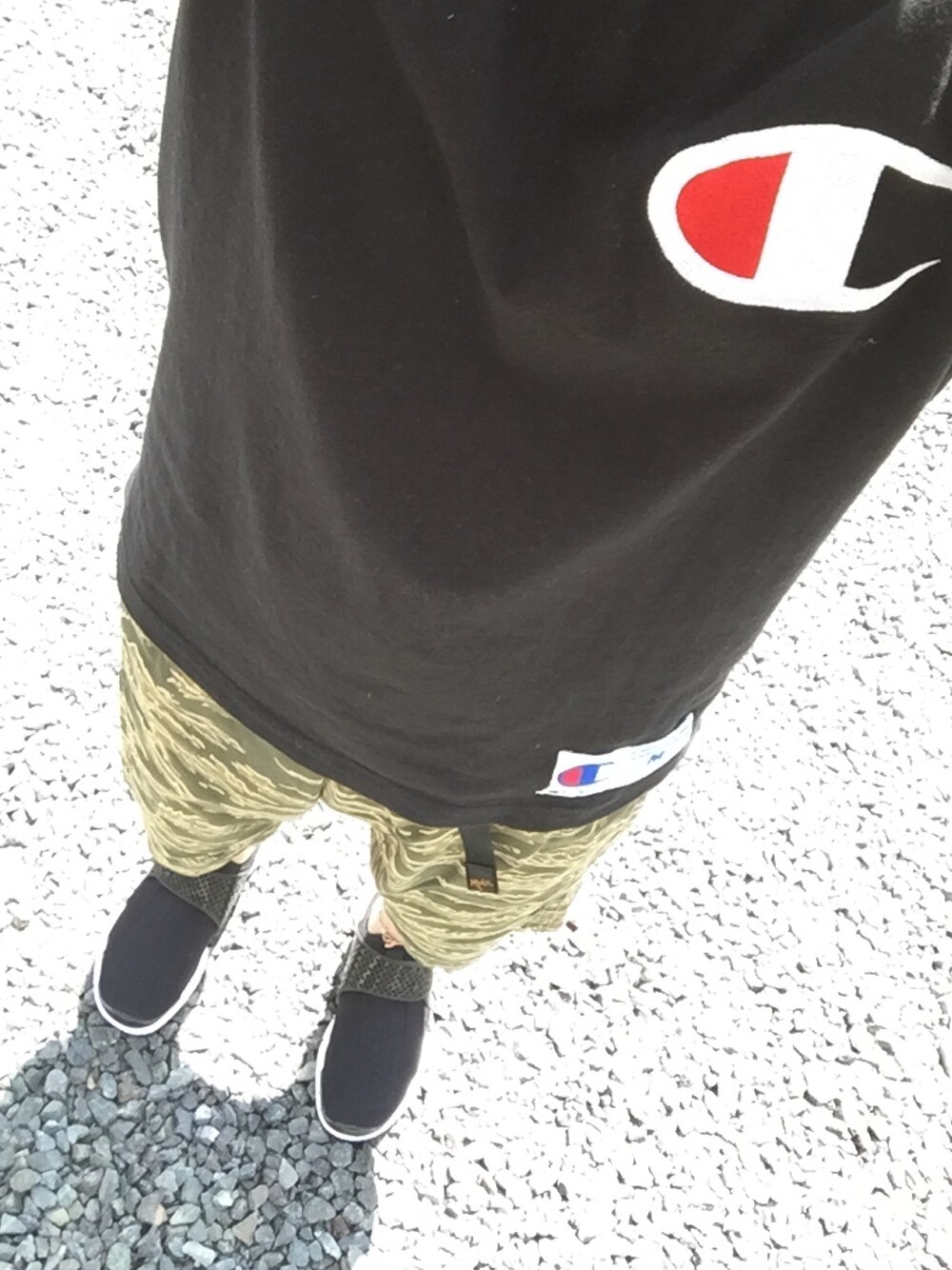 「夏コーデ、シンプル、チャンピオン、カモ柄、ナイキ、sockdart」｜「Championのメンズ チャンピオン アクションスタイル Cロゴ Tシャツ Champion AS S/S T C3-F362（Tシャツ/カットソー、ブラック系）」を使った、たかちゃんさん（メンズ・164cm）の夏コーディネートの1枚目の写真