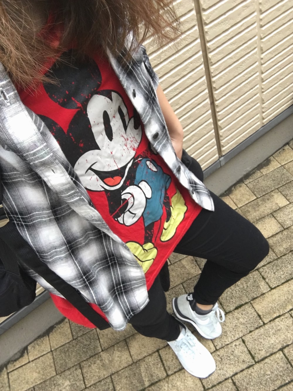 「アメカジ、雨の日コーデ、ミッキーT、ナイキ、ナイキスニーカー、赤×黒、Aラインシルエット、袖まくり部、チェックシャツ、ネルシャツ」｜「古着のアイテム（Tシャツ/カットソー、レッド系）」を使った、yuko kanekoさん（レディース・157cm）の夏コーディネートの1枚目の写真