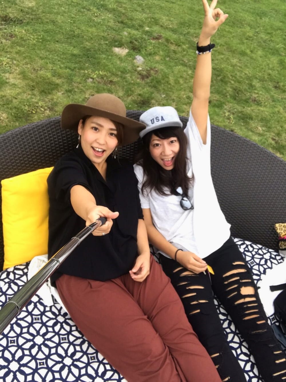 「旅行コーデ、アクティブ女子、メンズライク、ビックサイズ、パーカー、清里テラス、キャップ、ビックパーカー、カジュアル、ストリートMIX」｜「ANAPのアイテム（Tシャツ/カットソー、ホワイト系）」を使った、yuko kanekoさん（レディース・157cm）の秋コーディネートの1枚目の写真