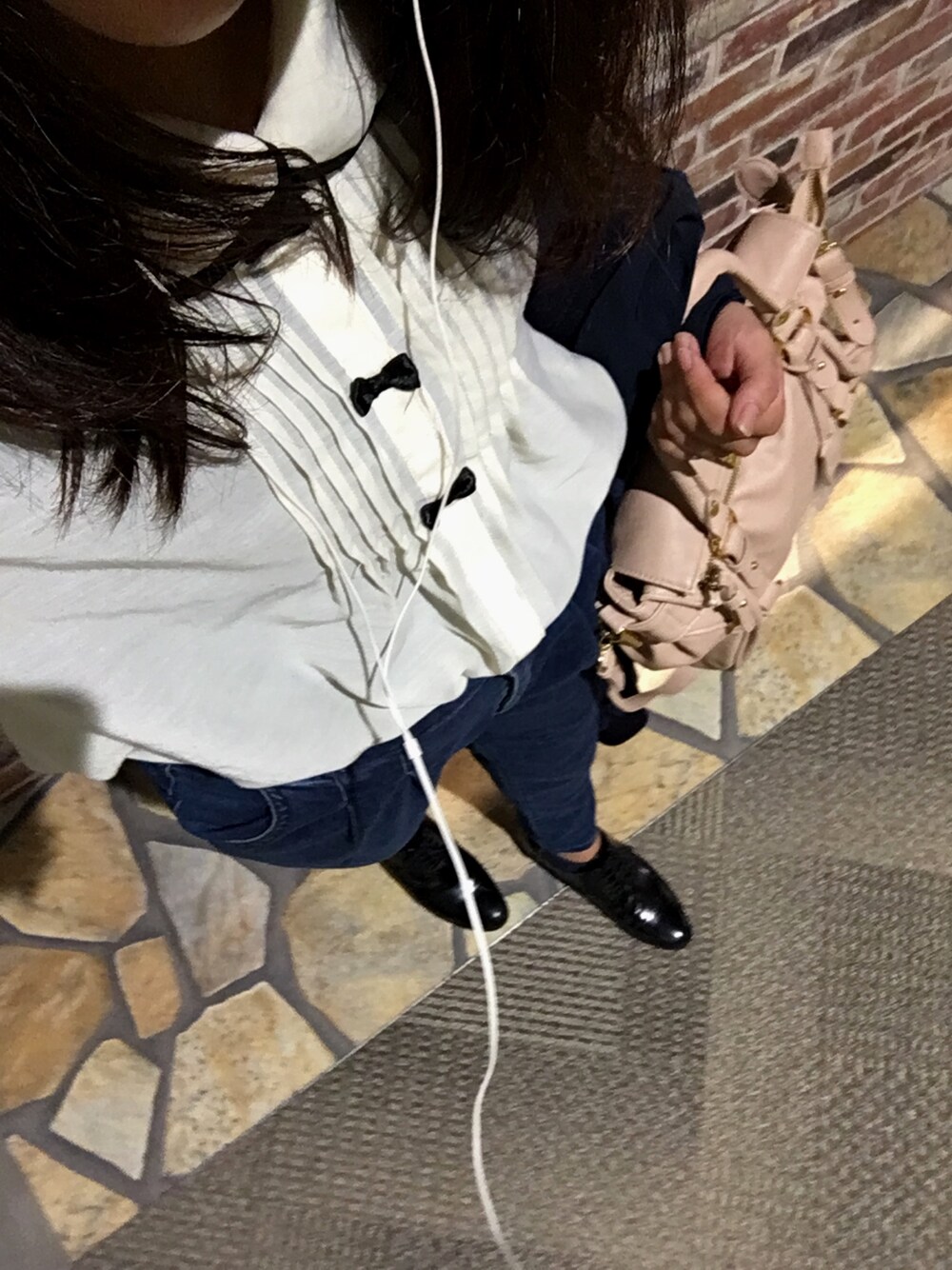 「オトナカジュアル、オトナ女子、オトナガーリー、普段とは違う自分、リボン、ピンクベージュ、新宿、飲み会コーデ、地元の友達」｜「LOWRYS FARMのアイテム（デニムパンツ、ブルー系）」を使った、yuko kanekoさん（レディース・157cm）の秋コーディネートの1枚目の写真