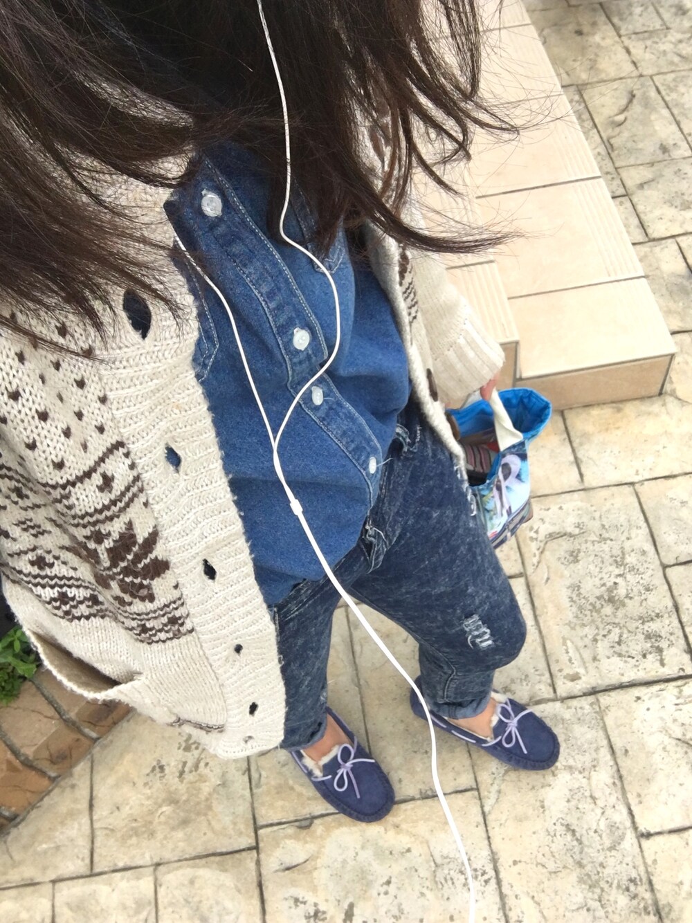 「サーフカジュアル、カジュアル、サーフ、ニットカーディガン、デニムオンデニム、UGG、モカシン、ラフ」｜「UGGのUGG/アグ　W Dakota                        （モカシン/デッキシューズ、ブルー系）」を使った、yuko kanekoさん（レディース・157cm）の秋コーディネートの1枚目の写真