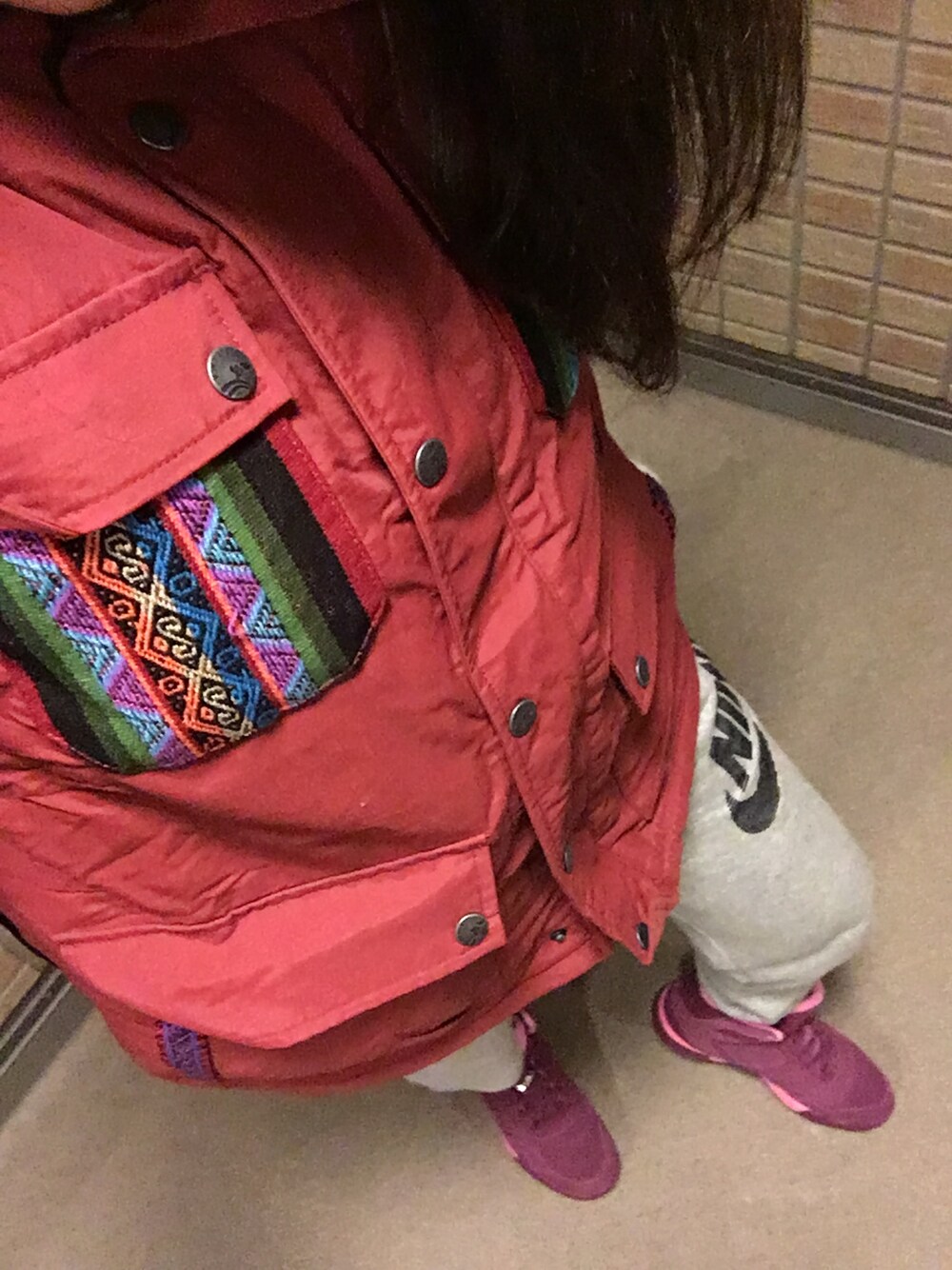 「マウンテンパーカー、ボア、ワインレッド、スノボー女子、防寒　、リーボック(Reebok)、チチカカ、胸ポケット刺繍、ナイキ、ブルックリンチャーム」｜「チチカカのペルーボア マウンテンパーカー（マウンテンパーカー、レッド系）」を使った、yuko kanekoさん（レディース・157cm）の秋コーディネートの1枚目の写真