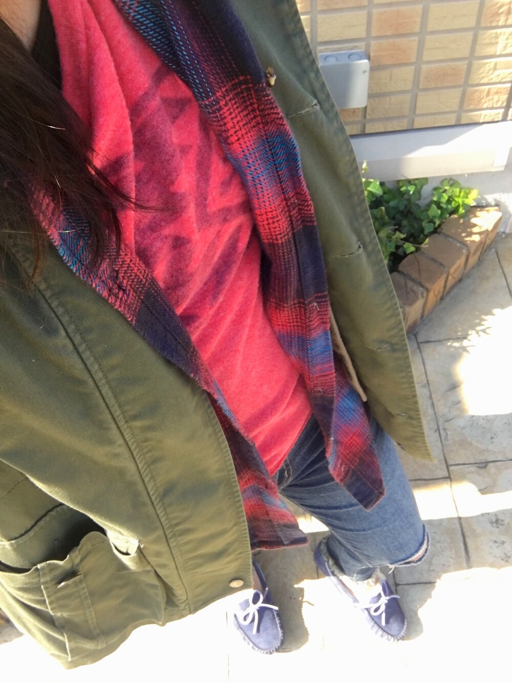 「チェックシャツレイヤード、レイヤードスタイル、ミリタリージャケット、UGGモカシン、アメカジ、カジュアル、American Eagle」｜「American Eagleのアイテム（トップス、レッド系）」を使った、yuko kanekoさん（レディース・157cm）の秋コーディネートの1枚目の写真