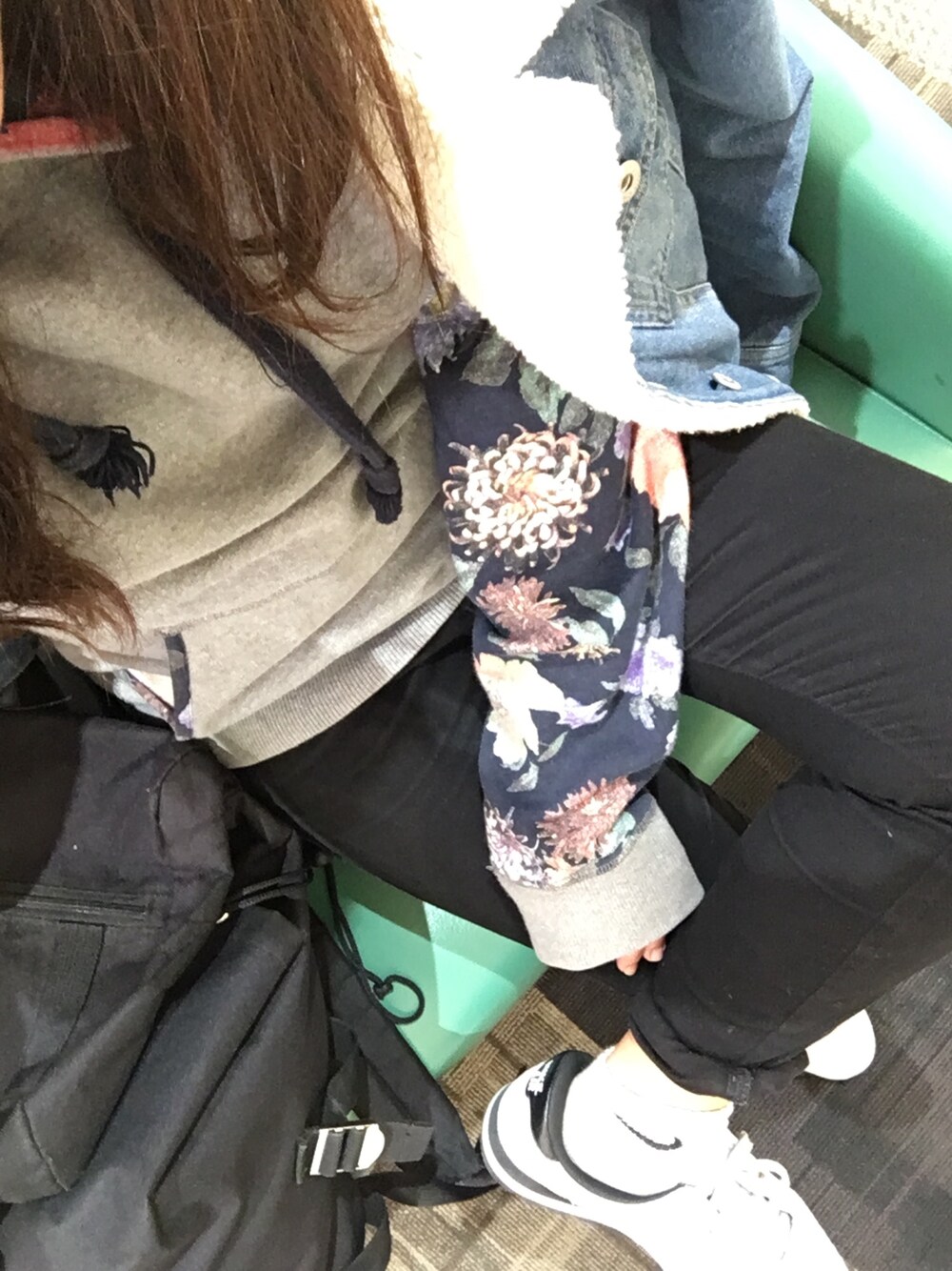 「アメカジ、スポーツミックス、メンズライク、スノボー、ナイキ、スニーカー、花柄パーカー、スニーカー女子」｜「H&M DIVIDEDのアイテム（パーカー、グレー系）」を使った、yuko kanekoさん（レディース・157cm）の冬コーディネートの1枚目の写真