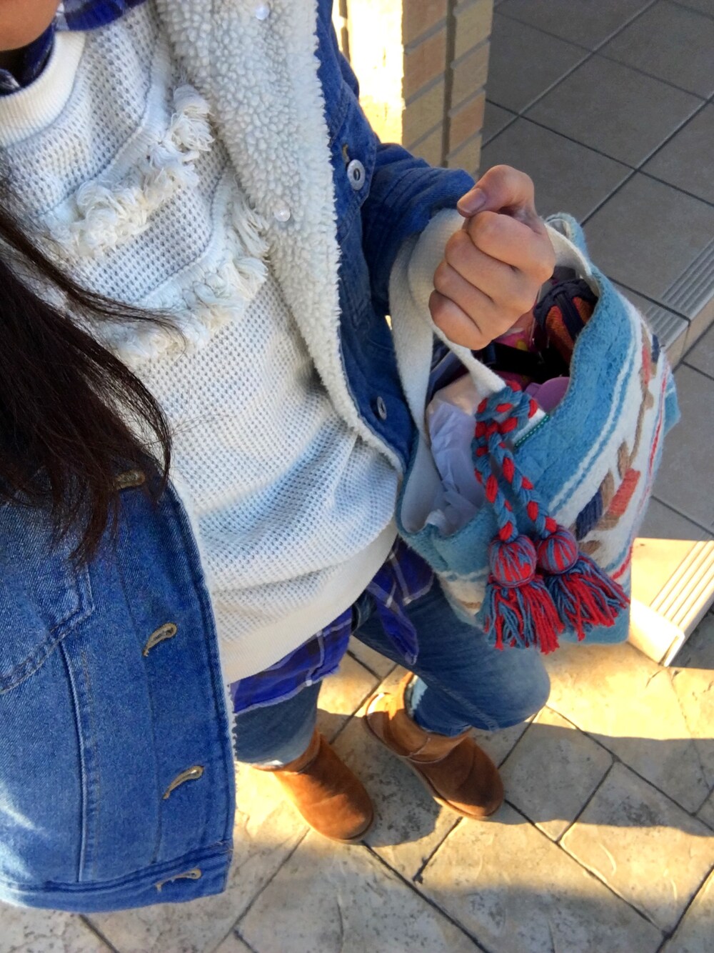 「Lilas Campbell、デニムオンデニム、デニデニ、UGG、ムートンブーツ、大人カジュアル、アメカジ、フリンジニット」｜「GUのアイテム（ニット/セーター、ホワイト系）」を使った、yuko kanekoさん（レディース・157cm）の冬コーディネートの1枚目の写真