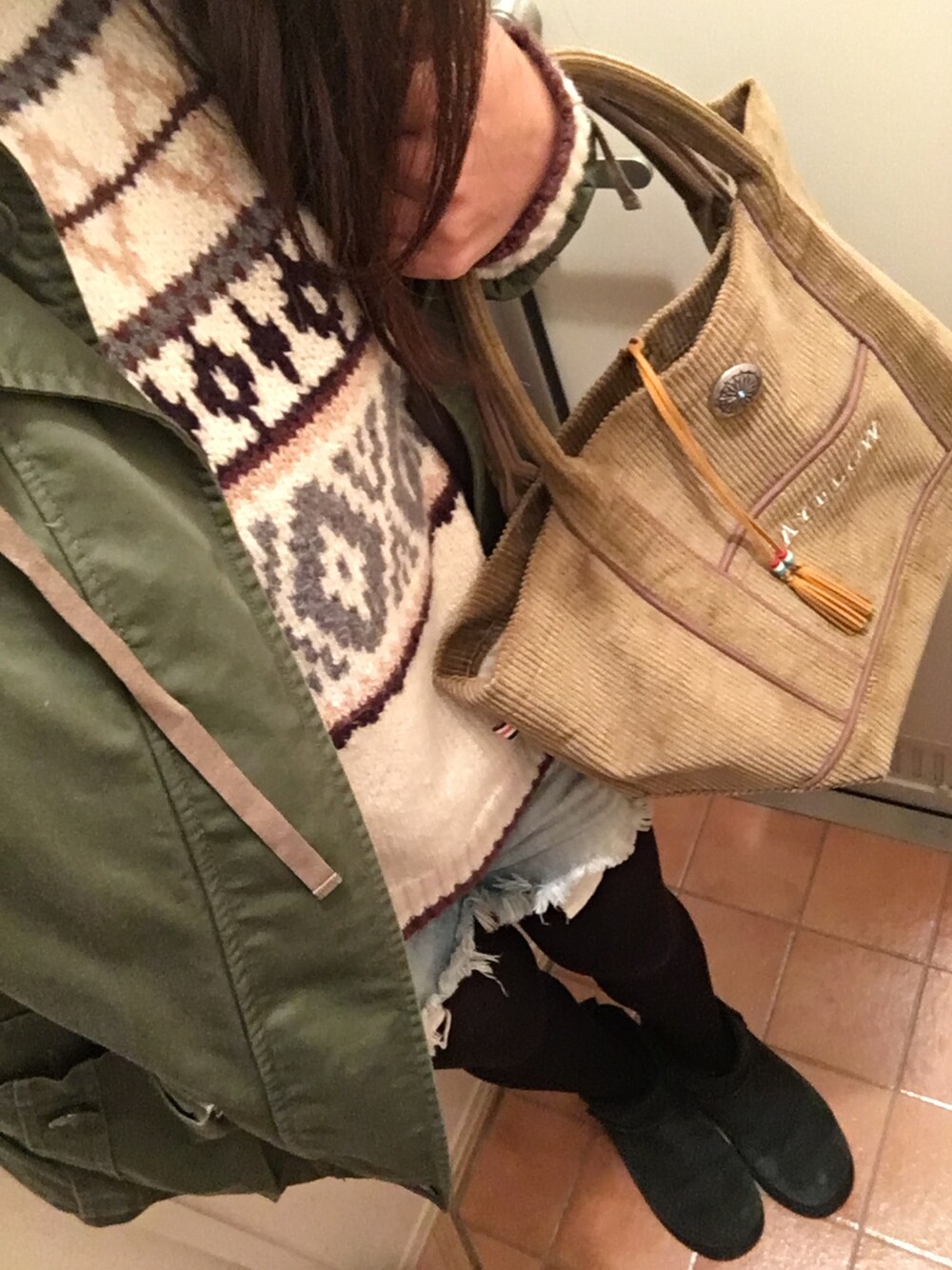 「American Eagle、新作、アメカジ、UGG、デニムショートパンツ、BAYFLOW(BAYFLOW)、裏起毛タイツ、冬、カジュアル」｜「American EagleのAEOフェアアイルモックネックセーター（ニット/セーター、ベージュ系）」を使った、yuko kanekoさん（レディース・157cm）の冬コーディネートの1枚目の写真