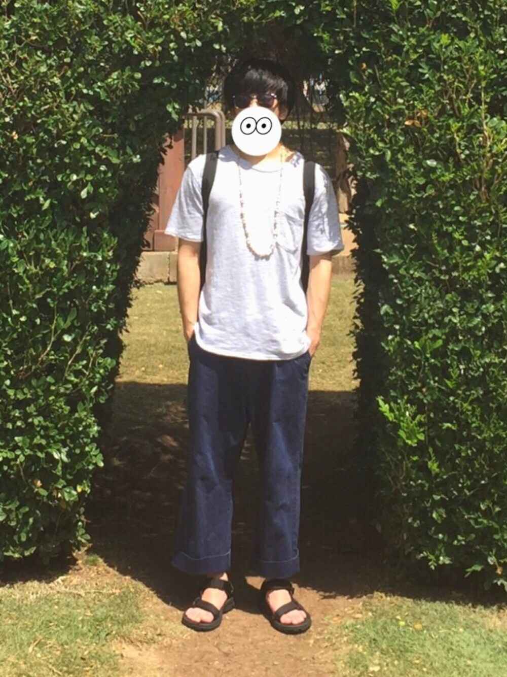 グレー系のTシャツ/カットソー、ブルー系のその他パンツ、ブラック系のサンダルを着用したメンズの春コーディネートの1枚目の写真