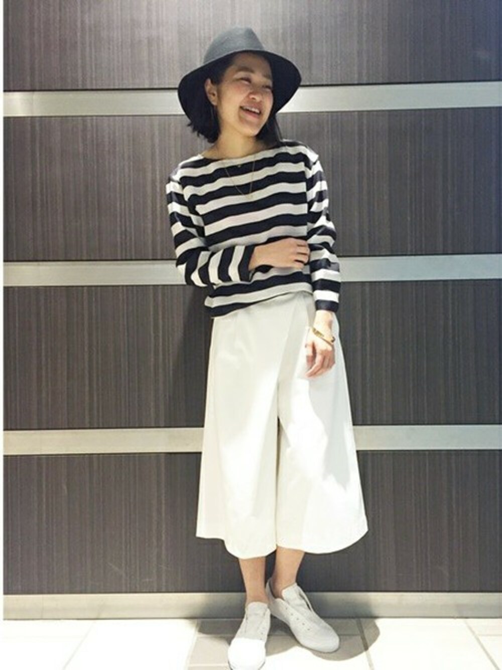 ブラック系のシャツ/ブラウス、ホワイト系のその他パンツ、ホワイト系のスニーカーを着用したレディースの春コーディネートの1枚目の写真