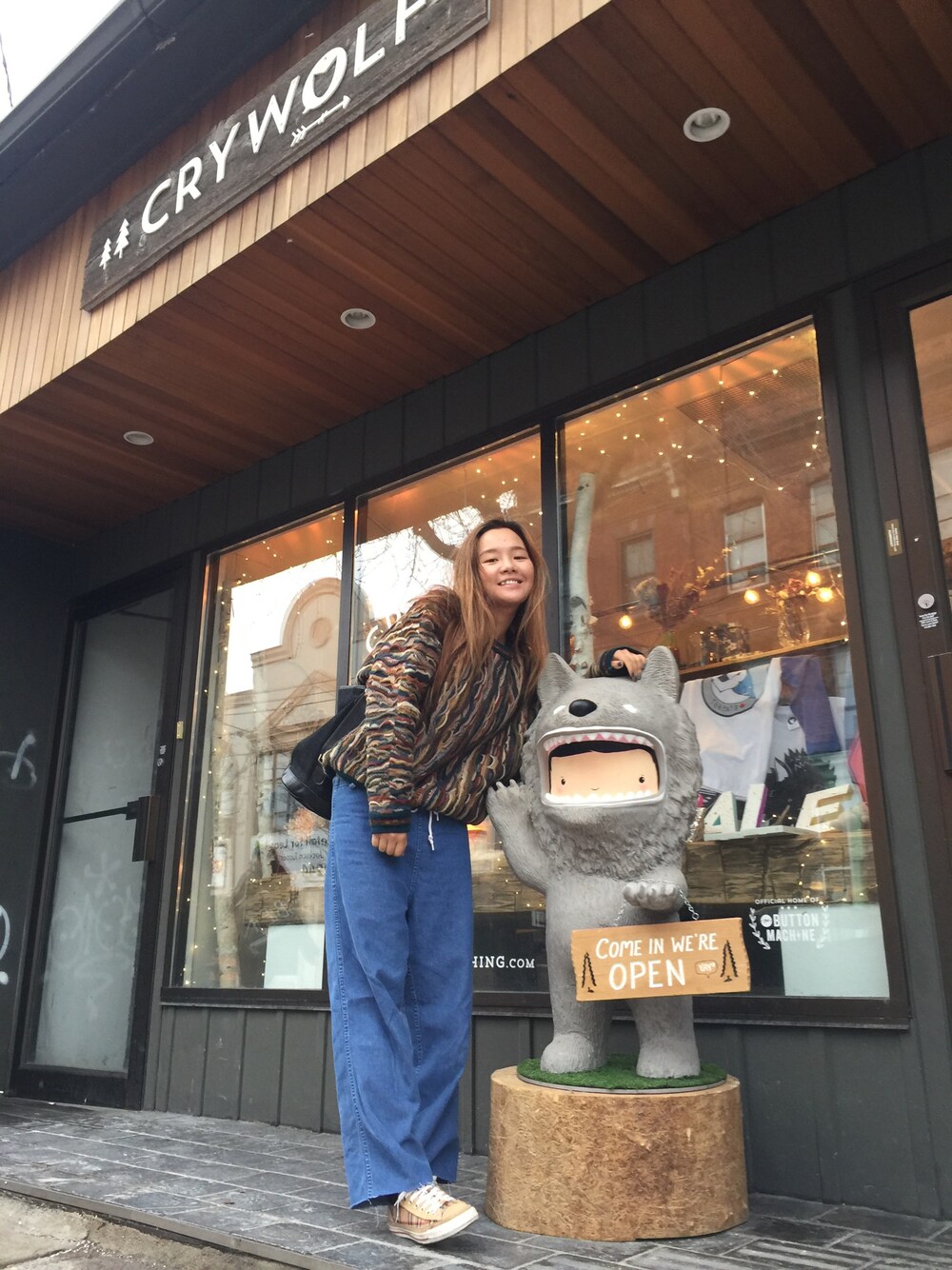 「VINTAGE、vintage style、ilovevintage、toronto、toronto #dt」｜「CONVERSEのアイテム（スニーカー、ゴールド系）」を使った、Maolinさん（レディース・168cm）の春コーディネートの1枚目の写真