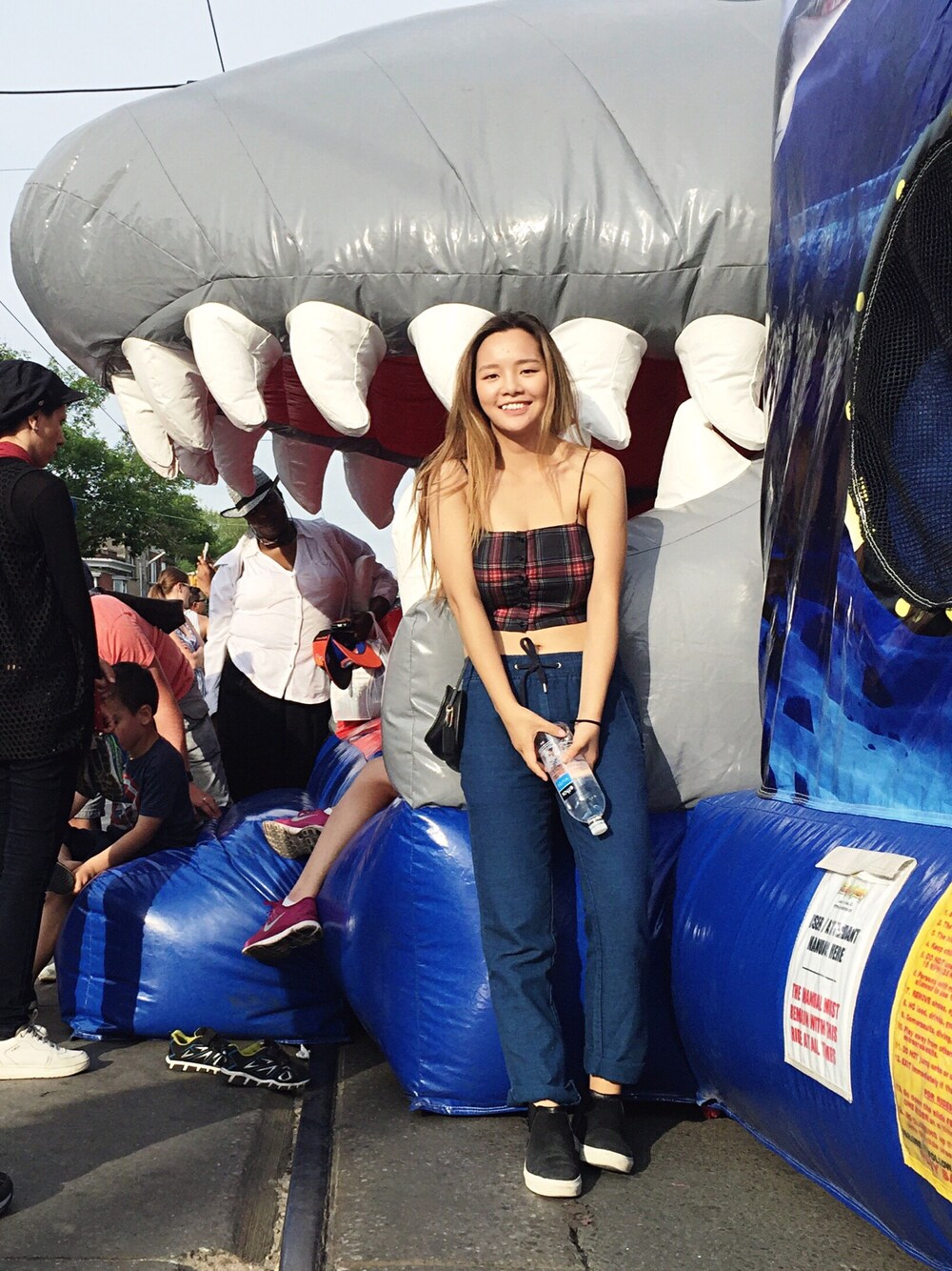 「streetstyle、toronto、China、croptop」｜「H&Mのアイテム（カーゴパンツ、ブルー系）」を使った、Maolinさん（レディース・168cm）の夏コーディネートの1枚目の写真