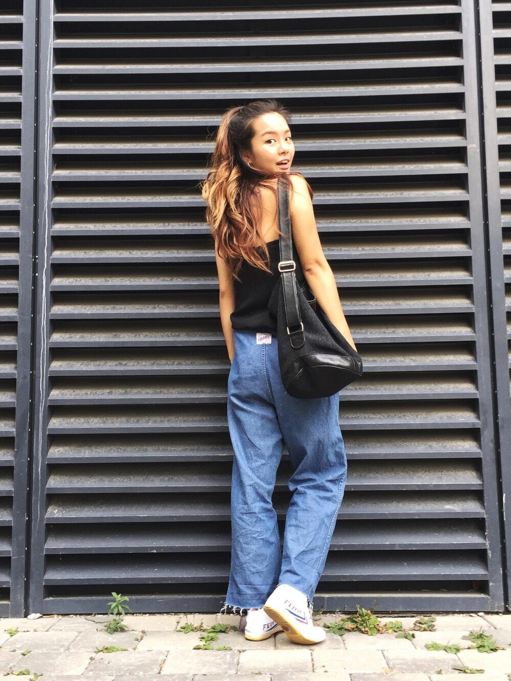 「denim、black、croptop、黒、牛仔」｜「feiyueのアイテム（スニーカー、ホワイト系）」を使った、Maolinさん（レディース・168cm）の夏コーディネートの1枚目の写真
