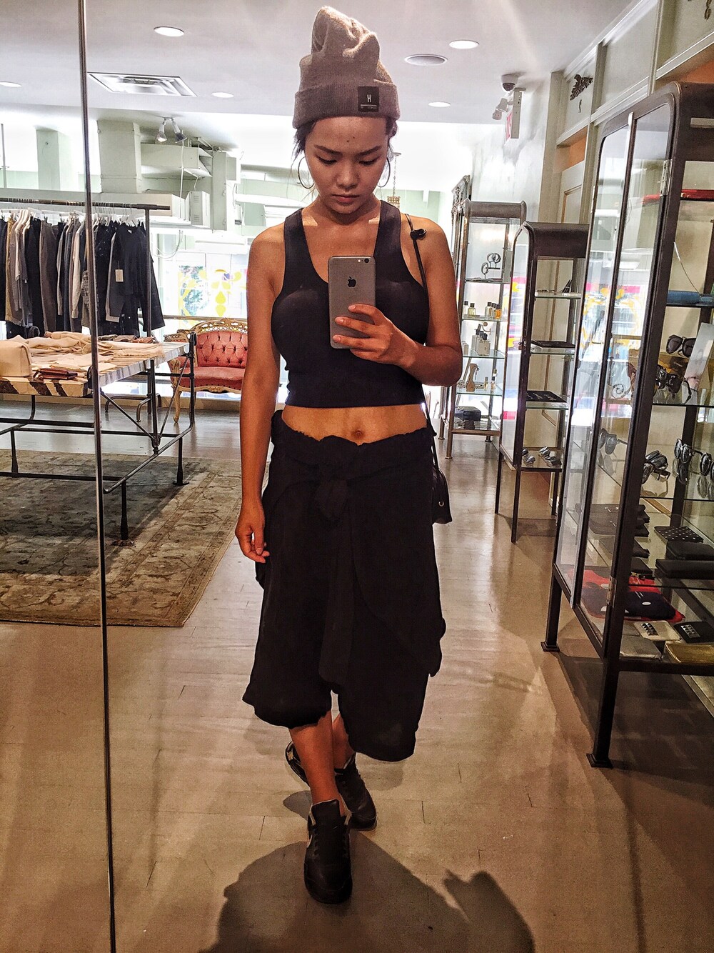 「R29CropItLikeItsHot、croptop、ALL BLACK、hat、streetstyle、summer、ootd」｜「COACHのアイテム（ショルダーバッグ、ブラック系）」を使った、Maolinさん（レディース・168cm）の夏コーディネートの1枚目の写真