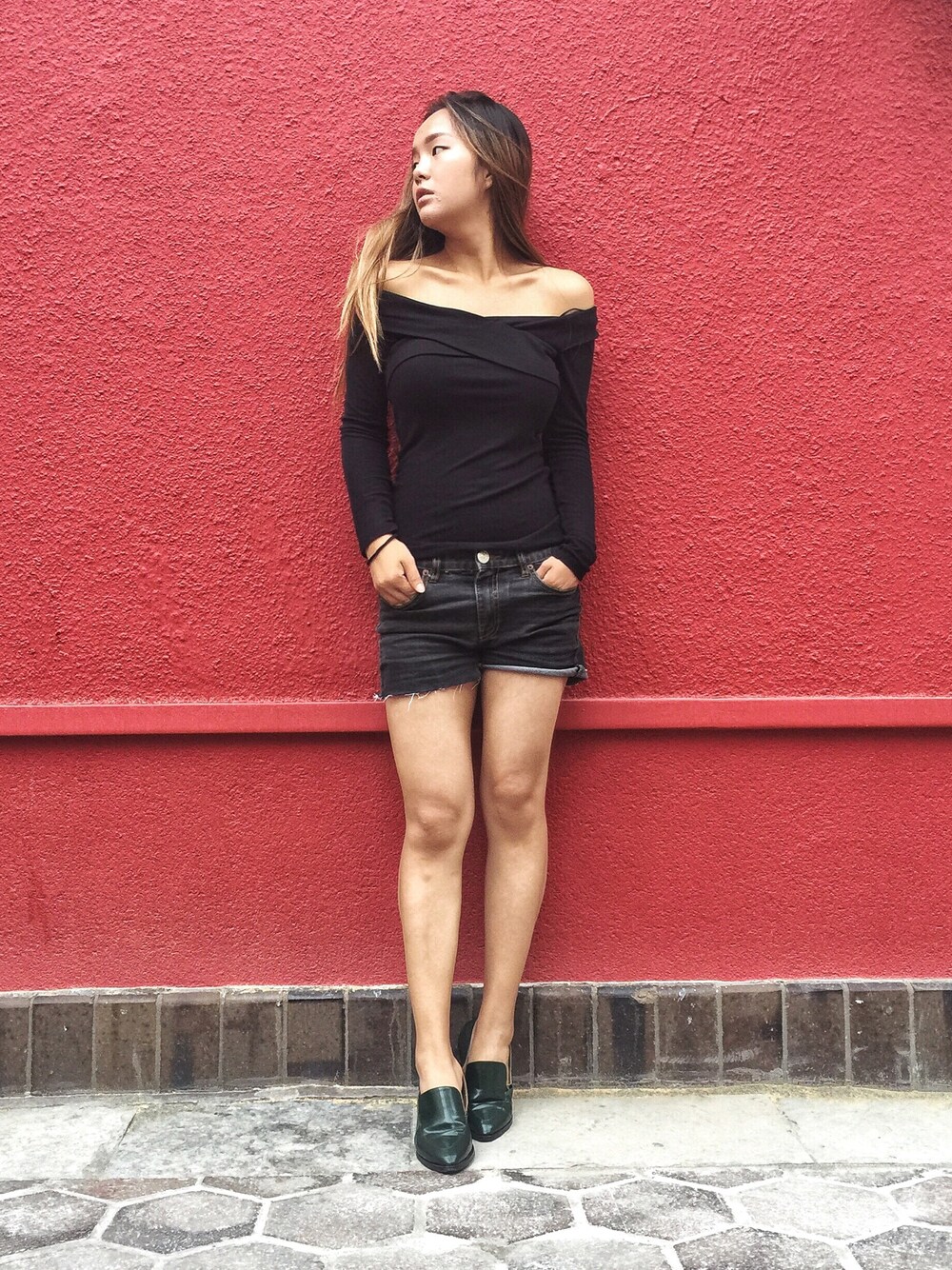 「R29ColdShoulder、streetstyle、ootd、一字肩、black、boat neck、clavicle」｜「URBAN RENEWALのアイテム（パンプス、グリーン系）」を使った、Maolinさん（レディース・168cm）の夏コーディネートの1枚目の写真