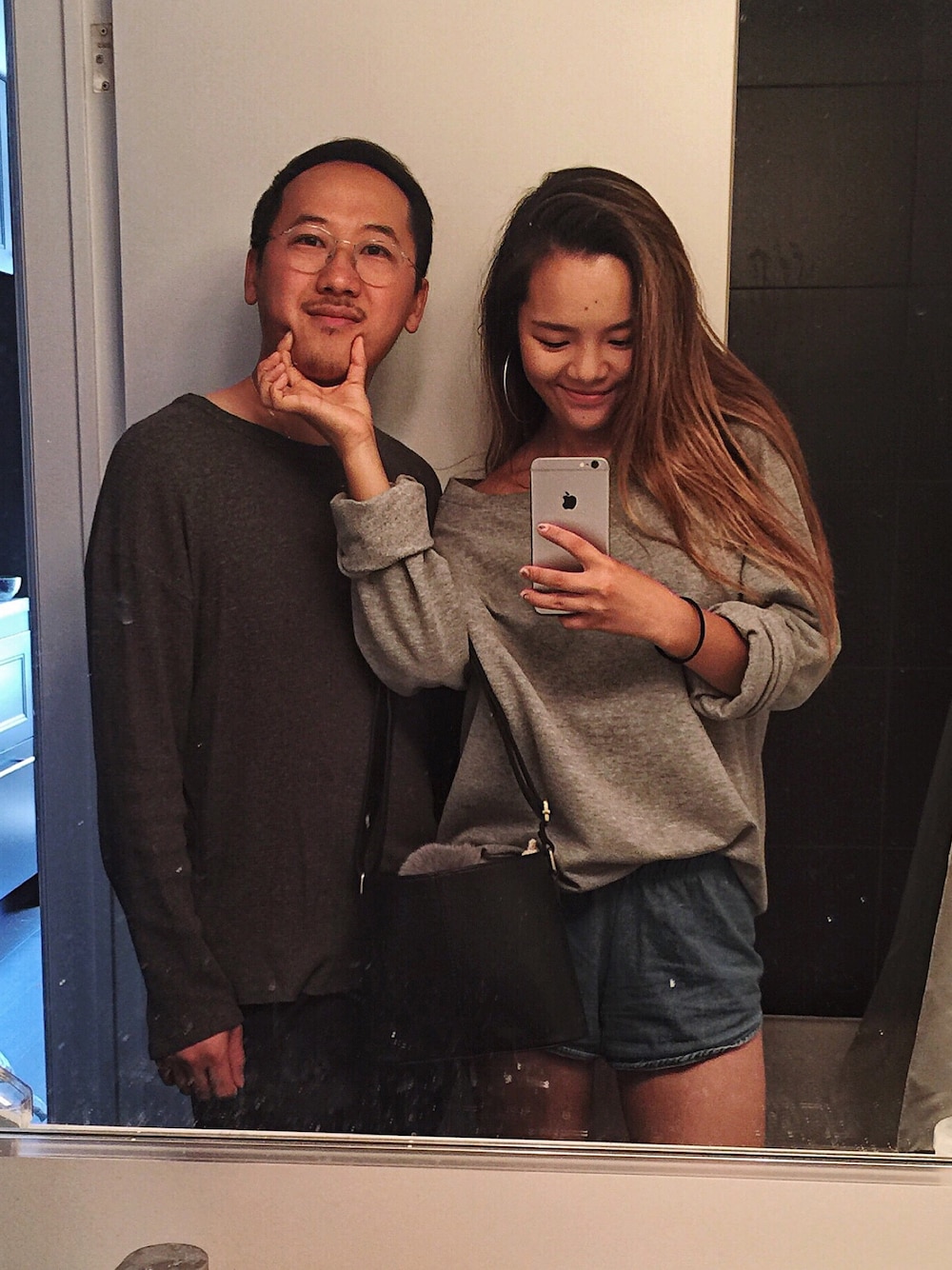 「coupleoutfit、couplelook、shorts、oversize、ootd、streetstyle、Hoop、hoodie」｜「megのアイテム（トートバッグ、ブラック系）」を使った、Maolinさん（レディース・168cm）の夏コーディネートの1枚目の写真