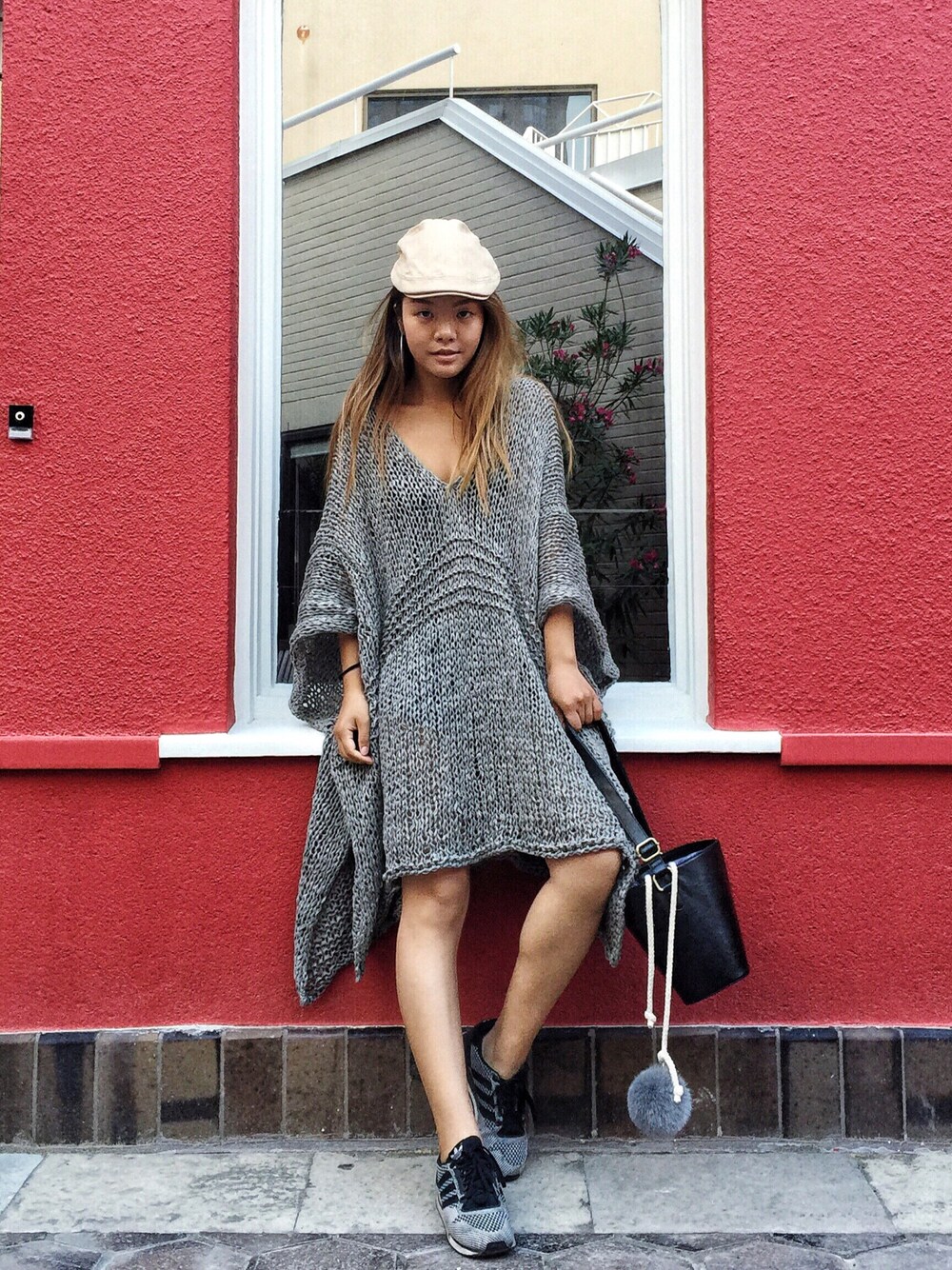 「R29AllAboutTheSleeve、sweater、onepiece、ootd、streetstyle、streetsnap、hat、outfit、grey」｜「ZARA WOMANのアイテム（ワンピース、グレー系）」を使った、Maolinさん（レディース・168cm）の夏コーディネートの1枚目の写真