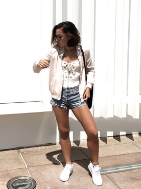 「sneakers」｜「アイテム（ノーカラージャケット）」を使った、Alyssa Hadaさん（レディース・160cm）の夏コーディネート