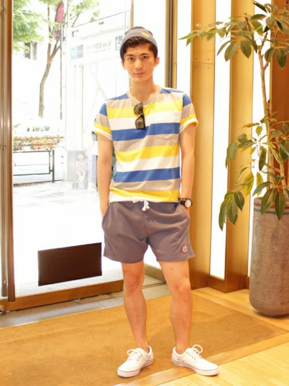 その他のTシャツ/カットソー、グレー系のその他パンツ、その他のスニーカーを着用したメンズの春コーディネートの1枚目の写真