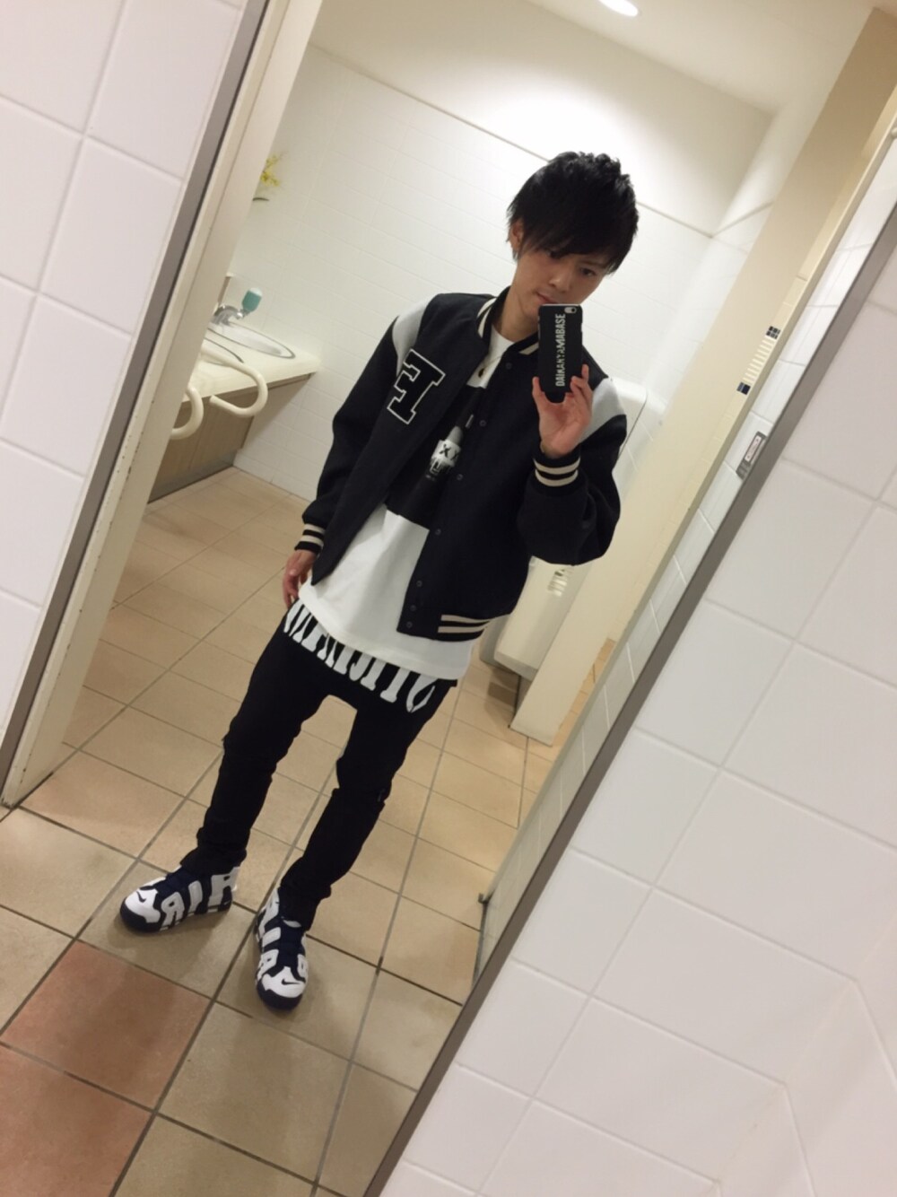 「Fear of God Los Angeles、fog、ナイキ、モアテン、STREAM OF PRAYERS、ストリート」｜「Fear of God Los Angelesのアイテム（スタジャン、ブラック系）」を使った、YUTAさん（メンズ・173cm）の秋コーディネートの1枚目の写真