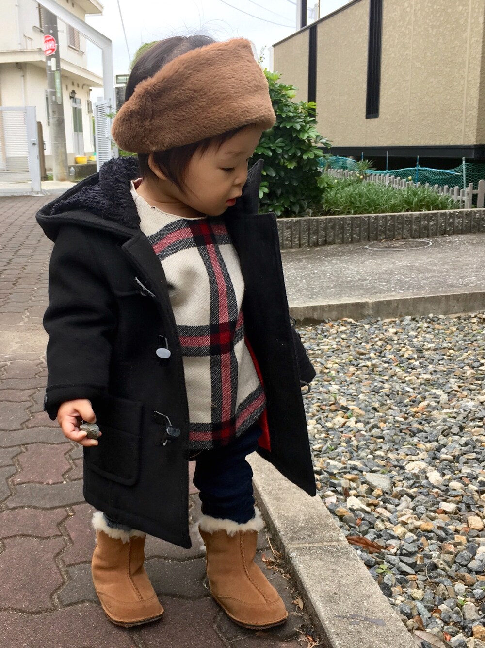 ブラック系のダッフルコート、レッド系のニット/セーター、ブルー系のデニムパンツを着用したキッズの秋コーディネートの1枚目の写真