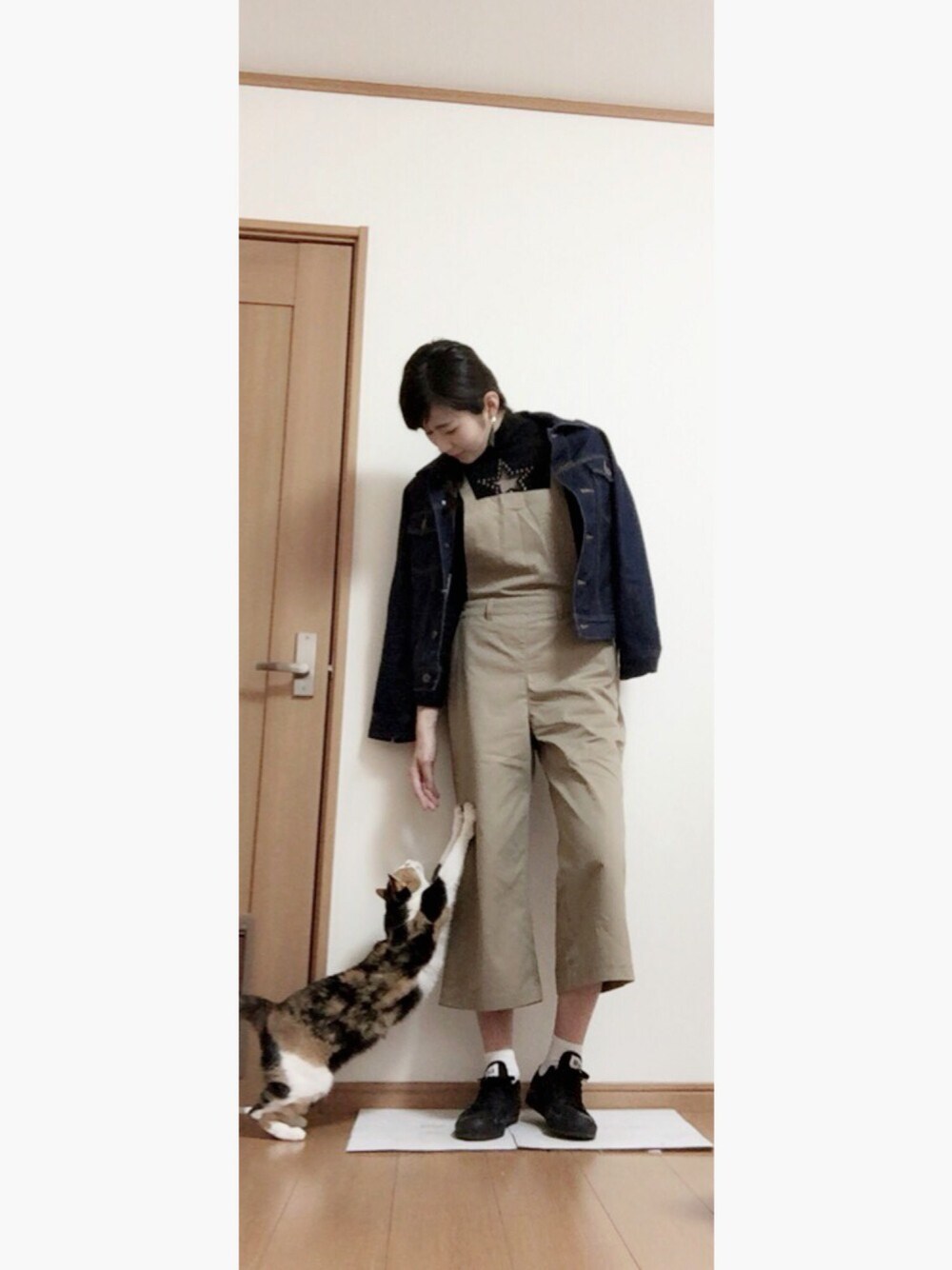 ブルー系のジャケット/アウター、ブラック系のトップス、ブラック系のスニーカーを着用したレディースの冬コーディネートの1枚目の写真