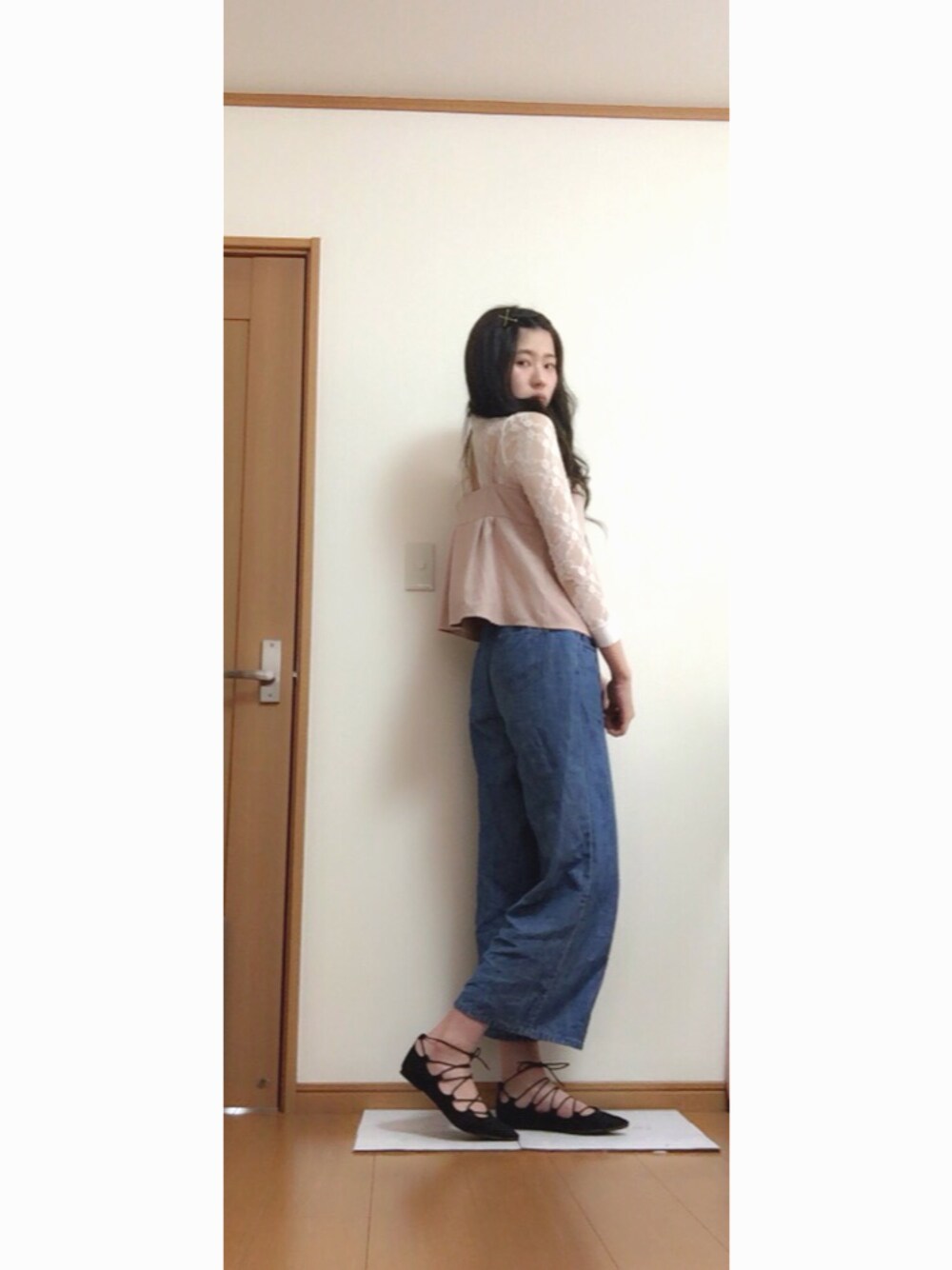 ホワイト系のシャツ/ブラウス、ピンク系のTシャツ/カットソー、ブルー系のパンツを着用したレディースの春コーディネートの1枚目の写真